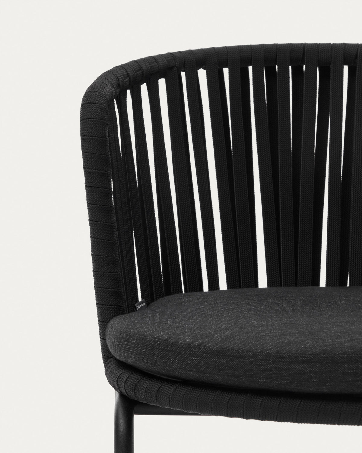 Saconca Outdoor Stuhl aus Seil und verzinktem Stahl in Schwarz in Schwarz präsentiert im Onlineshop von KAQTU Design AG. Gartenstuhl mit Armlehnen ist von Kave Home