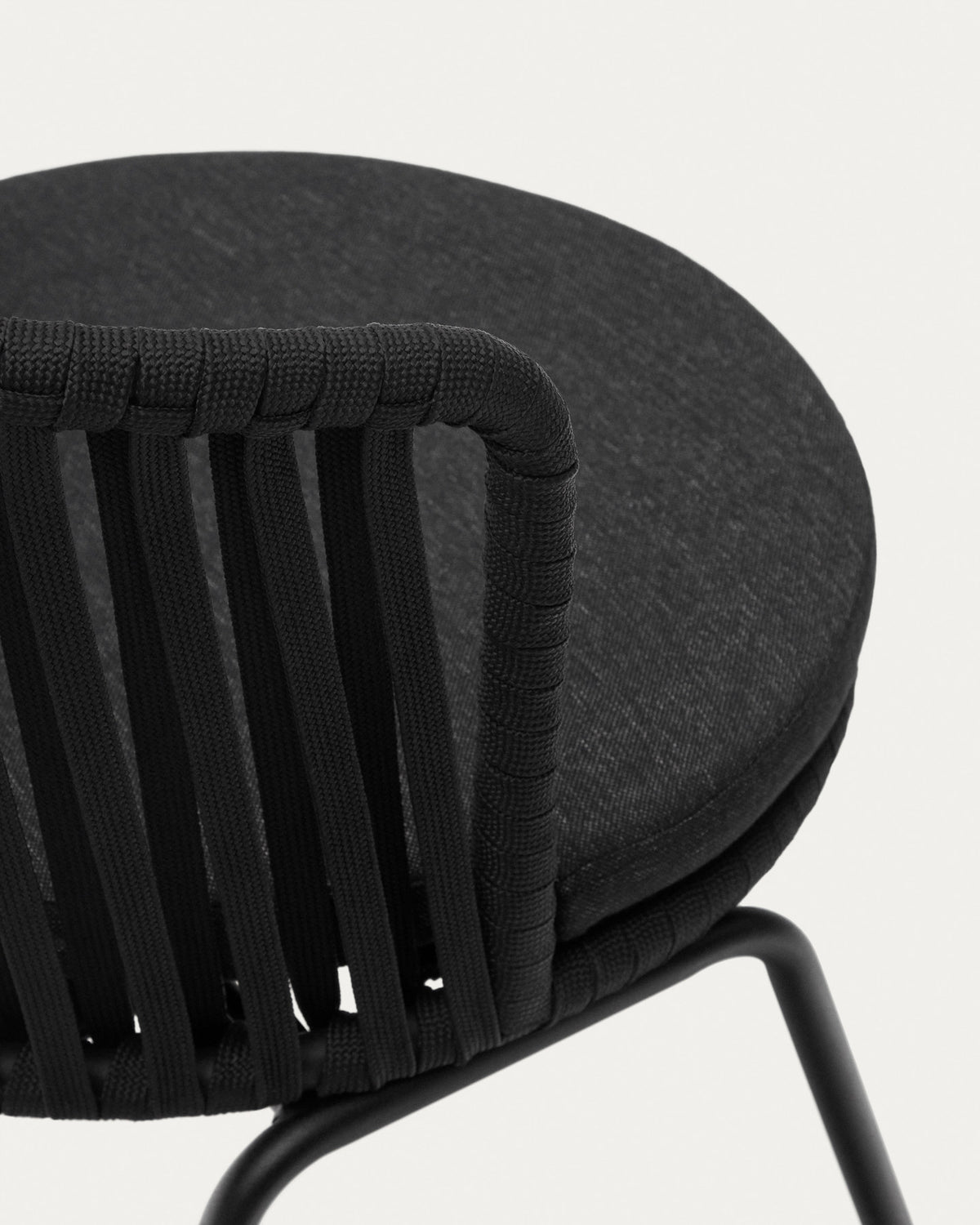 Saconca Outdoor Stuhl aus Seil und verzinktem Stahl in Schwarz in Schwarz präsentiert im Onlineshop von KAQTU Design AG. Gartenstuhl mit Armlehnen ist von Kave Home