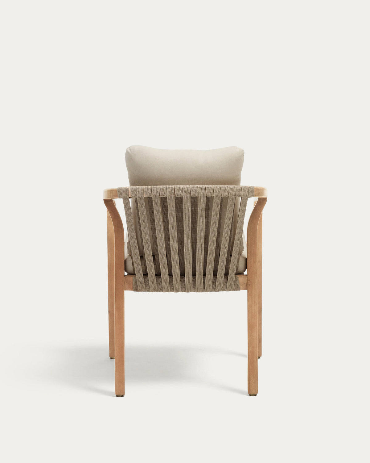 Stapelbarer Stuhl Malaret aus massivem Eukalyptusholz und beigem Seil FSC 100% in Beige, Natur präsentiert im Onlineshop von KAQTU Design AG. Gartenstuhl mit Armlehnen ist von Kave Home