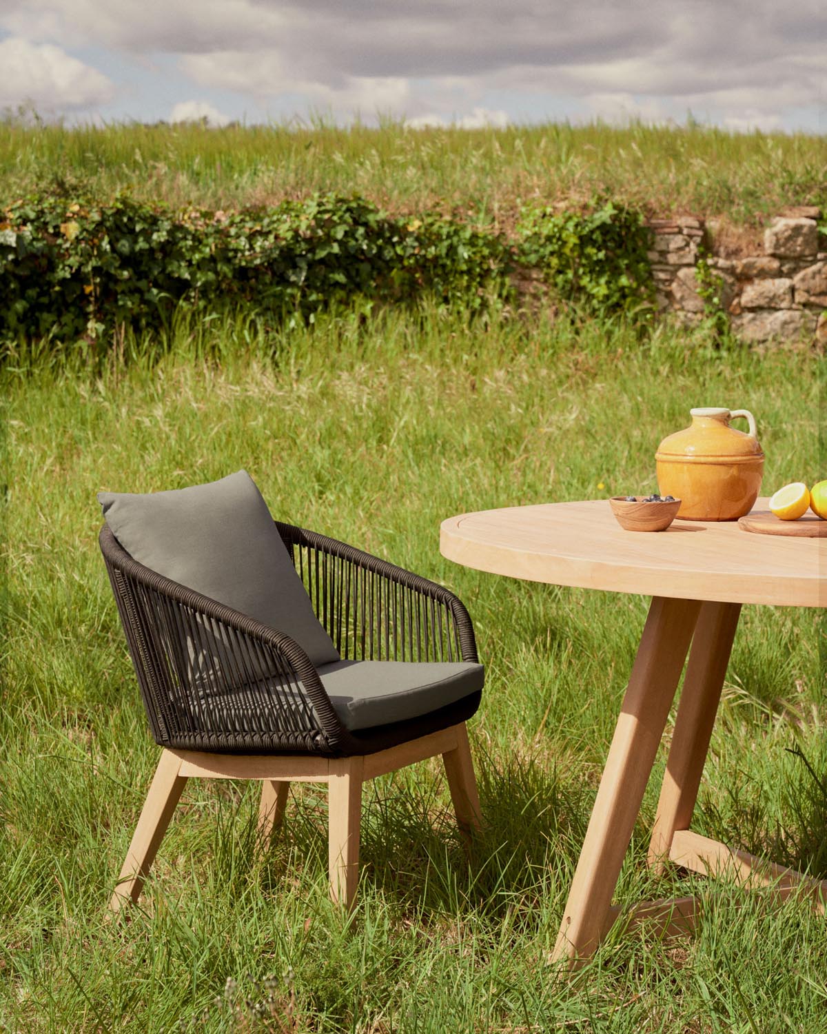 Portalo Stuhl aus Seil in Schwarz und Beinen massives Akazienholz FSC 100% in Natur präsentiert im Onlineshop von KAQTU Design AG. Gartenstuhl mit Armlehnen ist von Kave Home