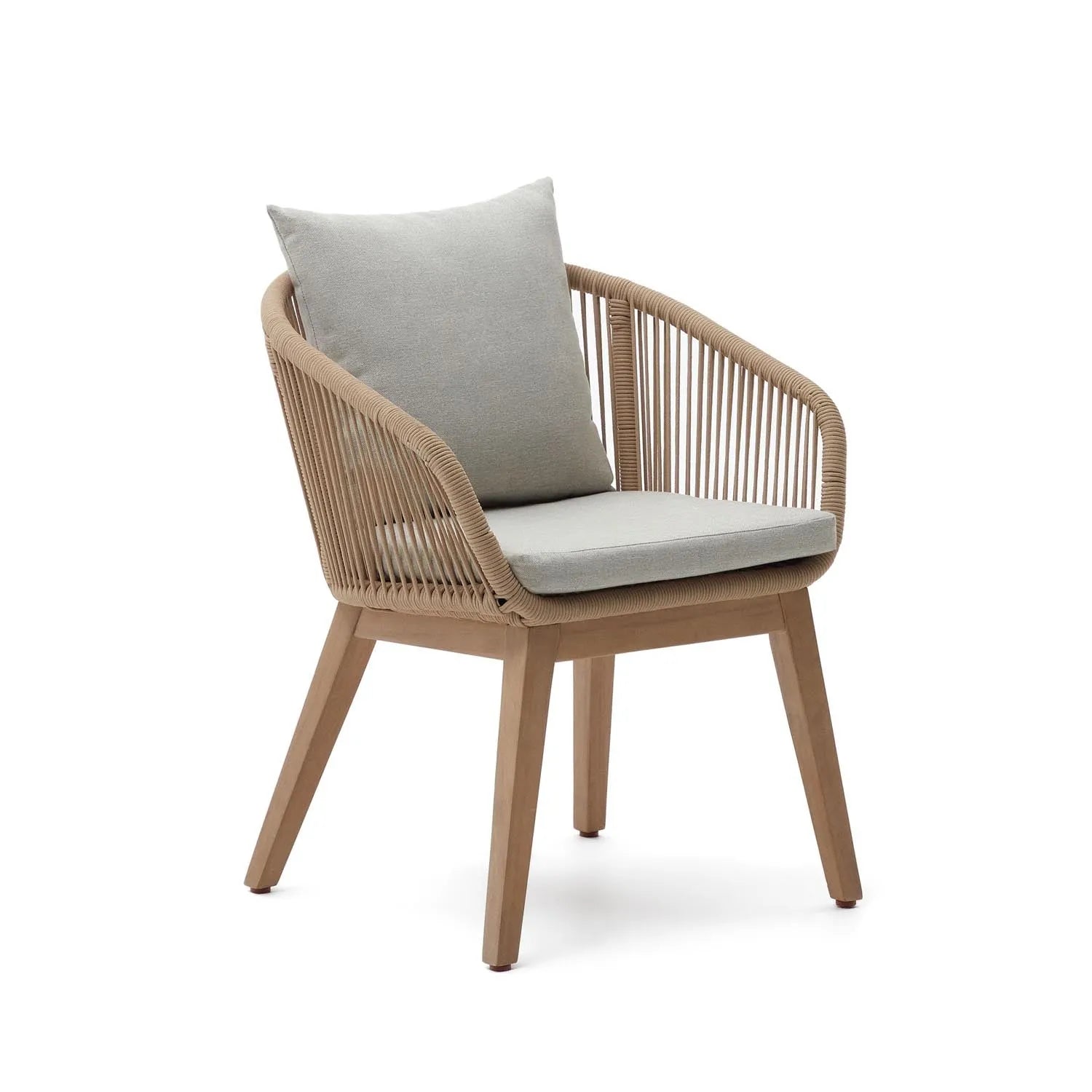 Der Portalo Stuhl von Kave Home kombiniert beige Seiloptik mit Akazienholz, bietet Komfort und ist ideal für Garten und Terrasse.