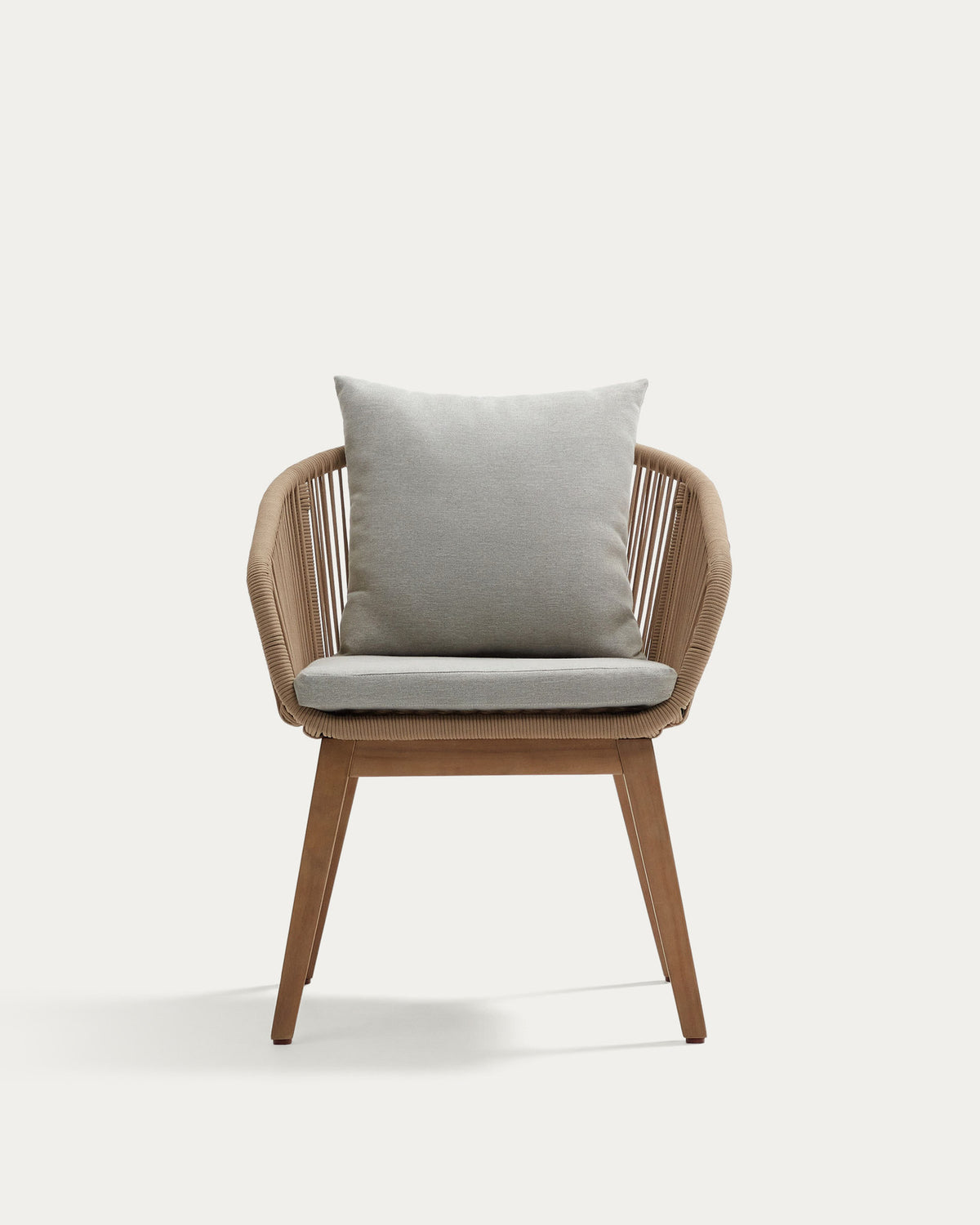 Portalo Stuhl aus Seil in Beige und Beinen massives Akazienholz FSC 100% in Natur präsentiert im Onlineshop von KAQTU Design AG. Gartenstuhl mit Armlehnen ist von Kave Home