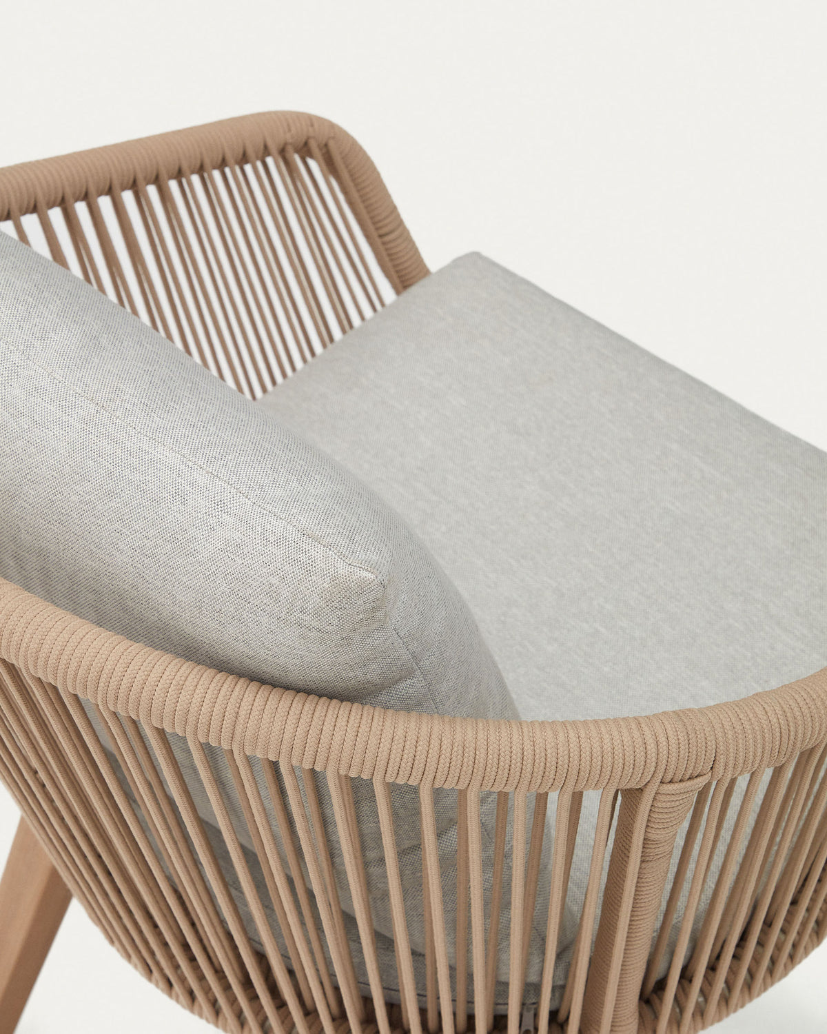 Portalo Stuhl aus Seil in Beige und Beinen massives Akazienholz FSC 100% in Natur präsentiert im Onlineshop von KAQTU Design AG. Gartenstuhl mit Armlehnen ist von Kave Home