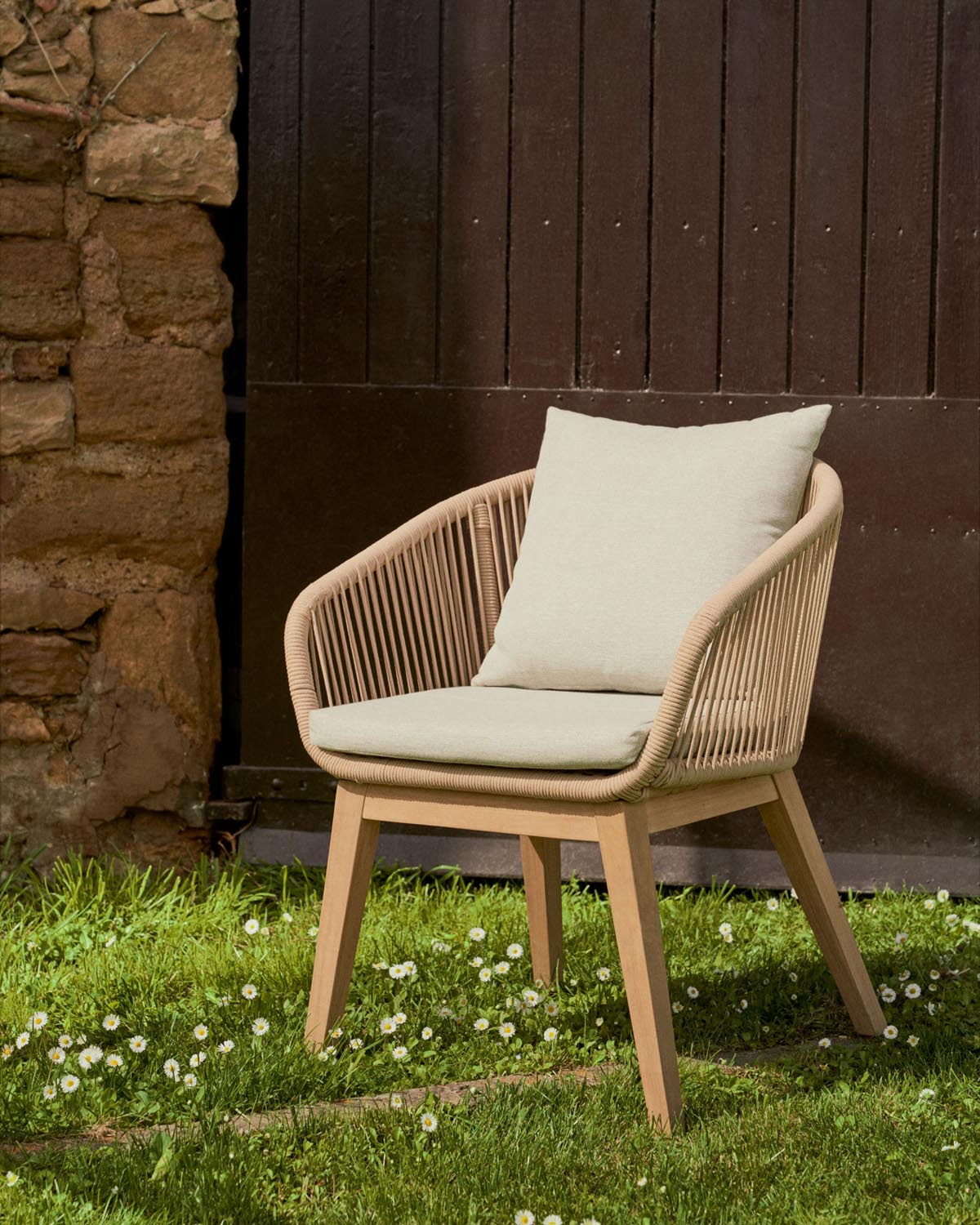 Portalo Stuhl aus Seil in Beige und Beinen massives Akazienholz FSC 100% in Natur präsentiert im Onlineshop von KAQTU Design AG. Gartenstuhl mit Armlehnen ist von Kave Home