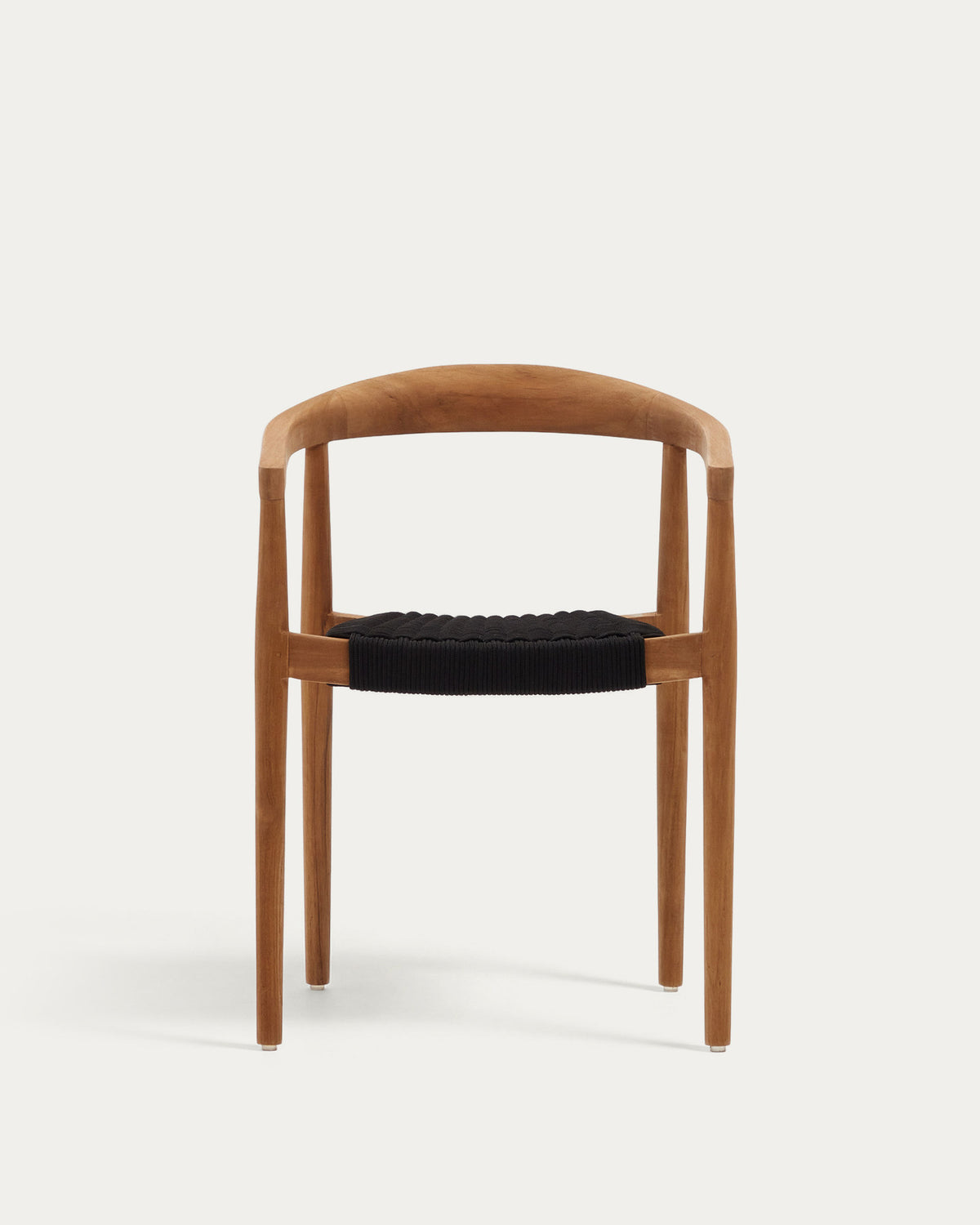 Stapelbarer Outdoor-Stuhl Ydalia aus massivem Teakholz mit natürlichem Finish und schwarzem Seil in Natur, Schwarz präsentiert im Onlineshop von KAQTU Design AG. Gartenstuhl mit Armlehnen ist von Kave Home