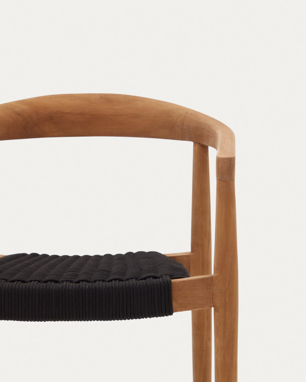 Stapelbarer Outdoor-Stuhl Ydalia aus massivem Teakholz mit natürlichem Finish und schwarzem Seil in Natur, Schwarz präsentiert im Onlineshop von KAQTU Design AG. Gartenstuhl mit Armlehnen ist von Kave Home