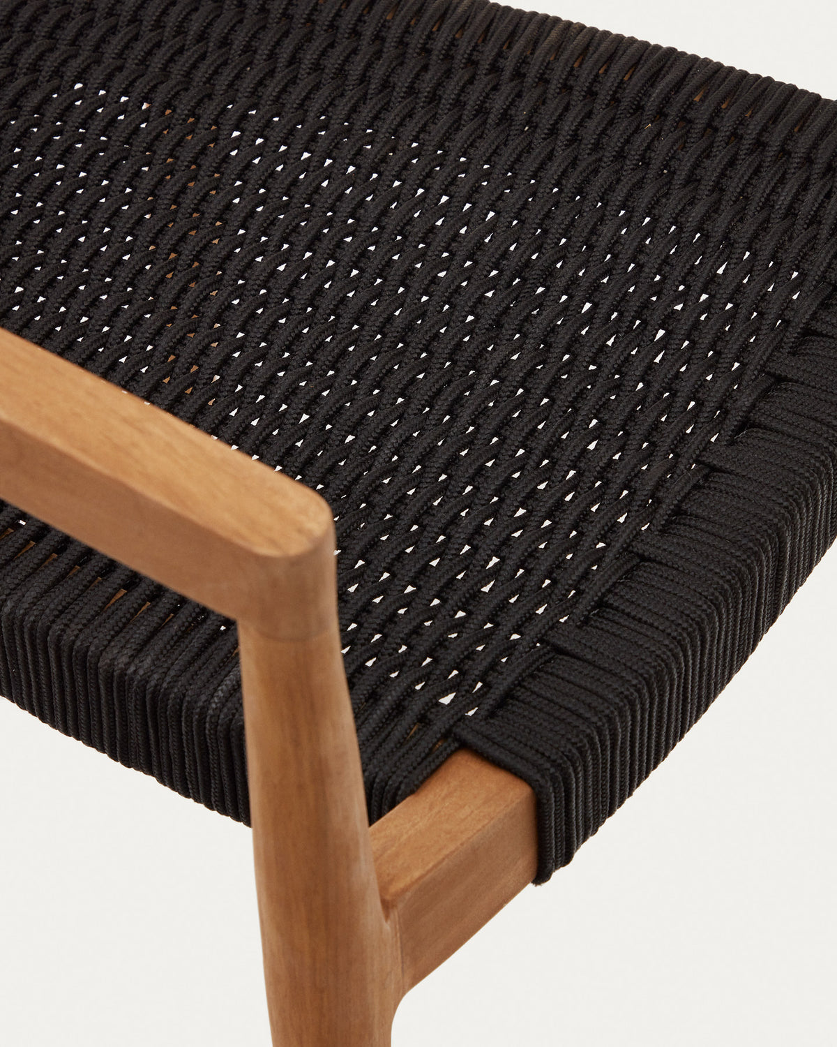 Stapelbarer Outdoor-Stuhl Ydalia aus massivem Teakholz mit natürlichem Finish und schwarzem Seil in Natur, Schwarz präsentiert im Onlineshop von KAQTU Design AG. Gartenstuhl mit Armlehnen ist von Kave Home