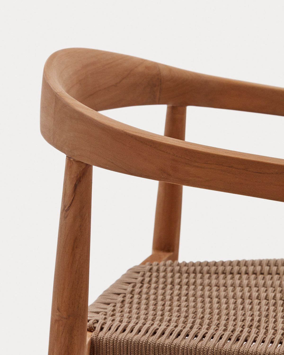 Stapelbarer Outdoor-Stuhl Ydalia aus massivem Teakholz mit natürlichem Finish und beigem Seil in Natur, Beige präsentiert im Onlineshop von KAQTU Design AG. Gartenstuhl mit Armlehnen ist von Kave Home