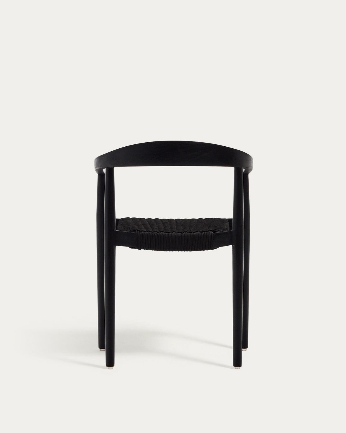 Stapelbarer Outdoor-Stuhl Ydalia aus massivem Teakholz mit schwarzem Finish und schwarzem Seil in Schwarz präsentiert im Onlineshop von KAQTU Design AG. Gartenstuhl mit Armlehnen ist von Kave Home