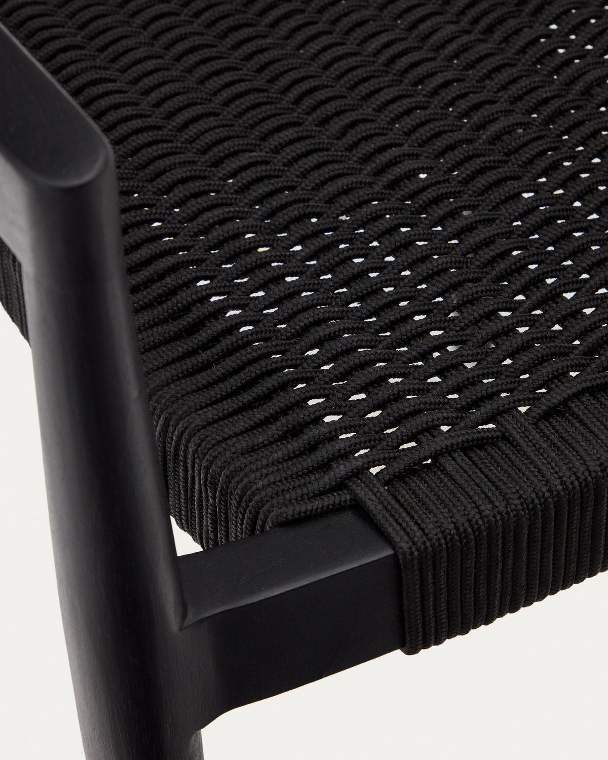 Stapelbarer Outdoor-Stuhl Ydalia aus massivem Teakholz mit schwarzem Finish und schwarzem Seil in Schwarz präsentiert im Onlineshop von KAQTU Design AG. Gartenstuhl mit Armlehnen ist von Kave Home