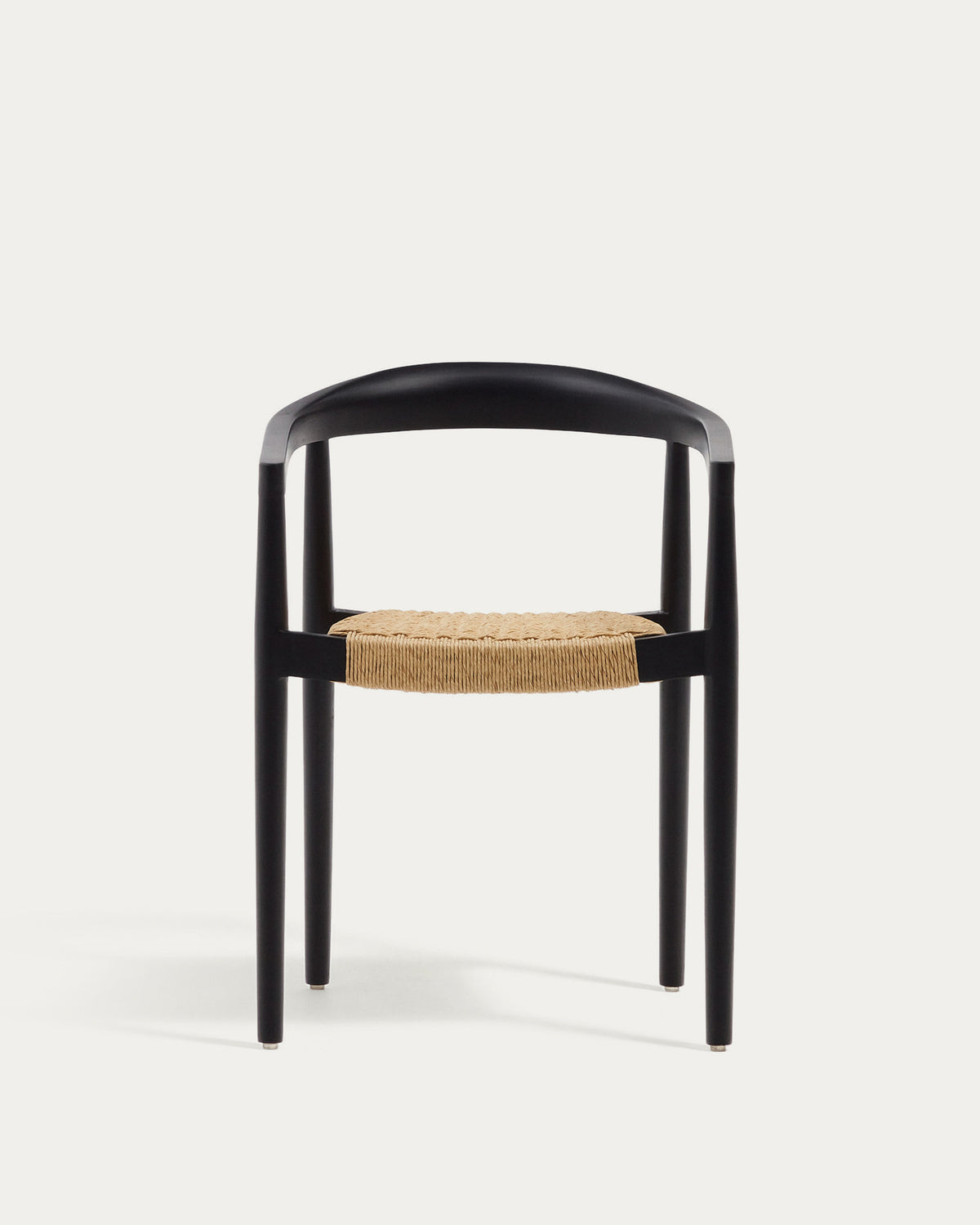 Stapelbarer Outdoor-Stuhl Ydalia aus massivem Teakholz mit schwarzem Finish und Seil aus synthetischem Rattan in Schwarz, Natur präsentiert im Onlineshop von KAQTU Design AG. Gartenstuhl mit Armlehnen ist von Kave Home