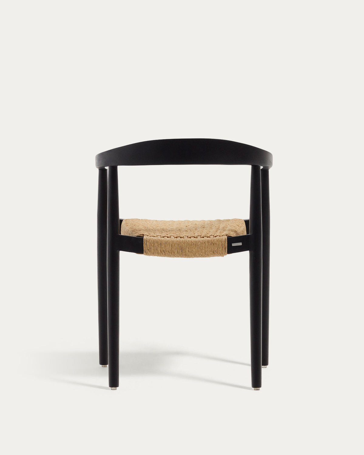Stapelbarer Outdoor-Stuhl Ydalia aus massivem Teakholz mit schwarzem Finish und Seil aus synthetischem Rattan in Schwarz, Natur präsentiert im Onlineshop von KAQTU Design AG. Gartenstuhl mit Armlehnen ist von Kave Home