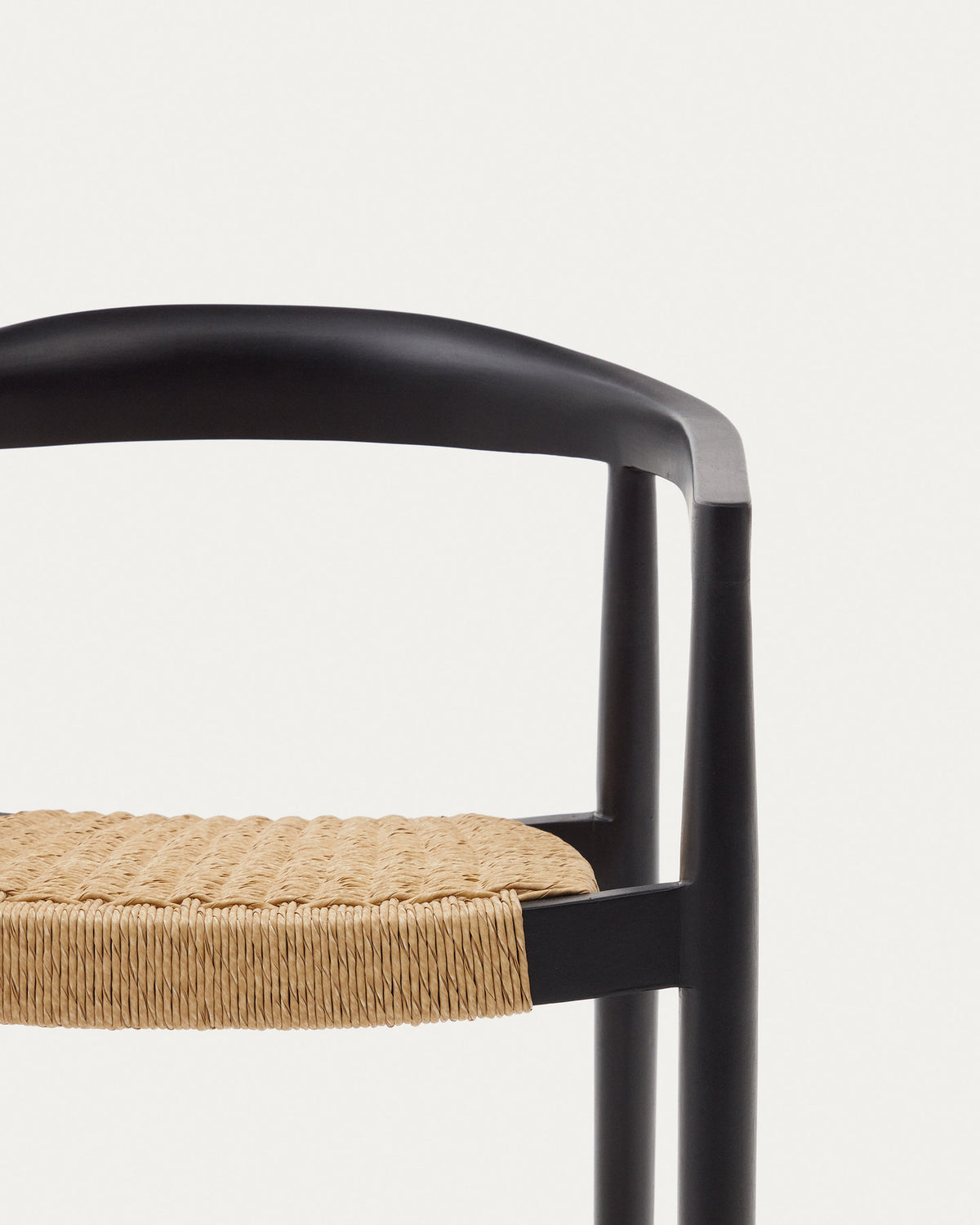 Stapelbarer Outdoor-Stuhl Ydalia aus massivem Teakholz mit schwarzem Finish und Seil aus synthetischem Rattan in Schwarz, Natur präsentiert im Onlineshop von KAQTU Design AG. Gartenstuhl mit Armlehnen ist von Kave Home