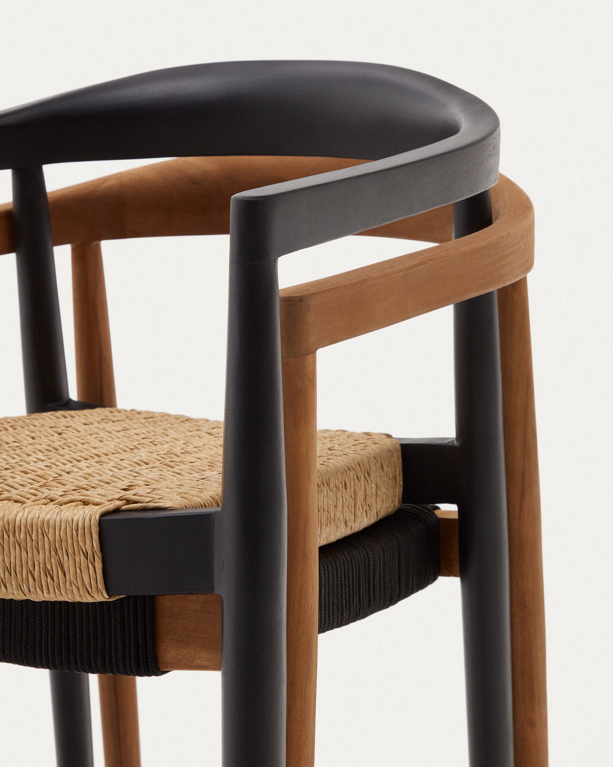 Stapelbarer Outdoor-Stuhl Ydalia aus massivem Teakholz mit schwarzem Finish und Seil aus synthetischem Rattan in Schwarz, Natur präsentiert im Onlineshop von KAQTU Design AG. Gartenstuhl mit Armlehnen ist von Kave Home