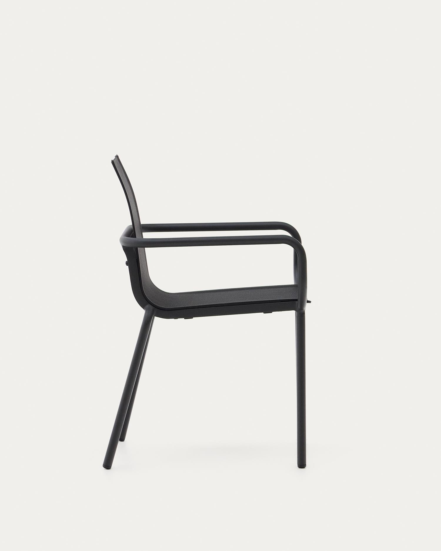 Eleganter, stapelbarer Gartenstuhl aus Aluminium mit dunkelgrauem Finish und Holzdetails, ideal für stilvolle Aussenbereiche.