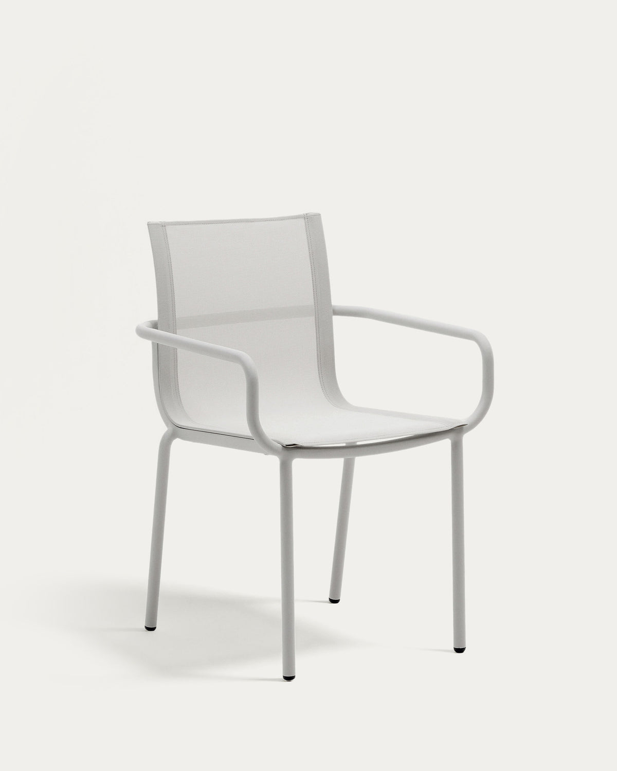 Stapelbarer Outdoor-Stuhl Galdana aus Aluminium mit lackiertem Finish in Hellgrau in Ecru, Weiss präsentiert im Onlineshop von KAQTU Design AG. Gartenstuhl mit Armlehnen ist von Kave Home