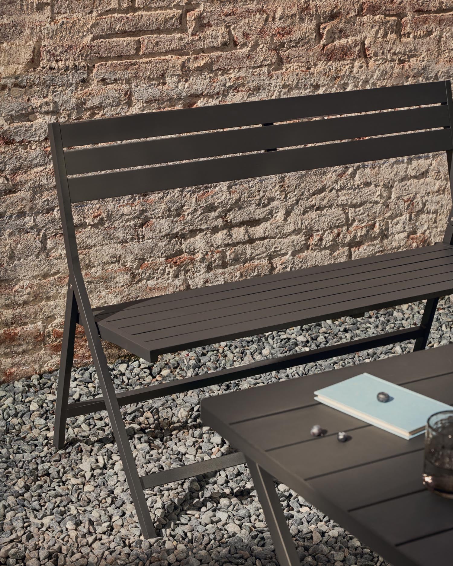 Faltbare Gartenbank Torreta aus Aluminium in elegantem Dunkelgrau, ideal für Garten und Terrasse, robust und stilvoll.