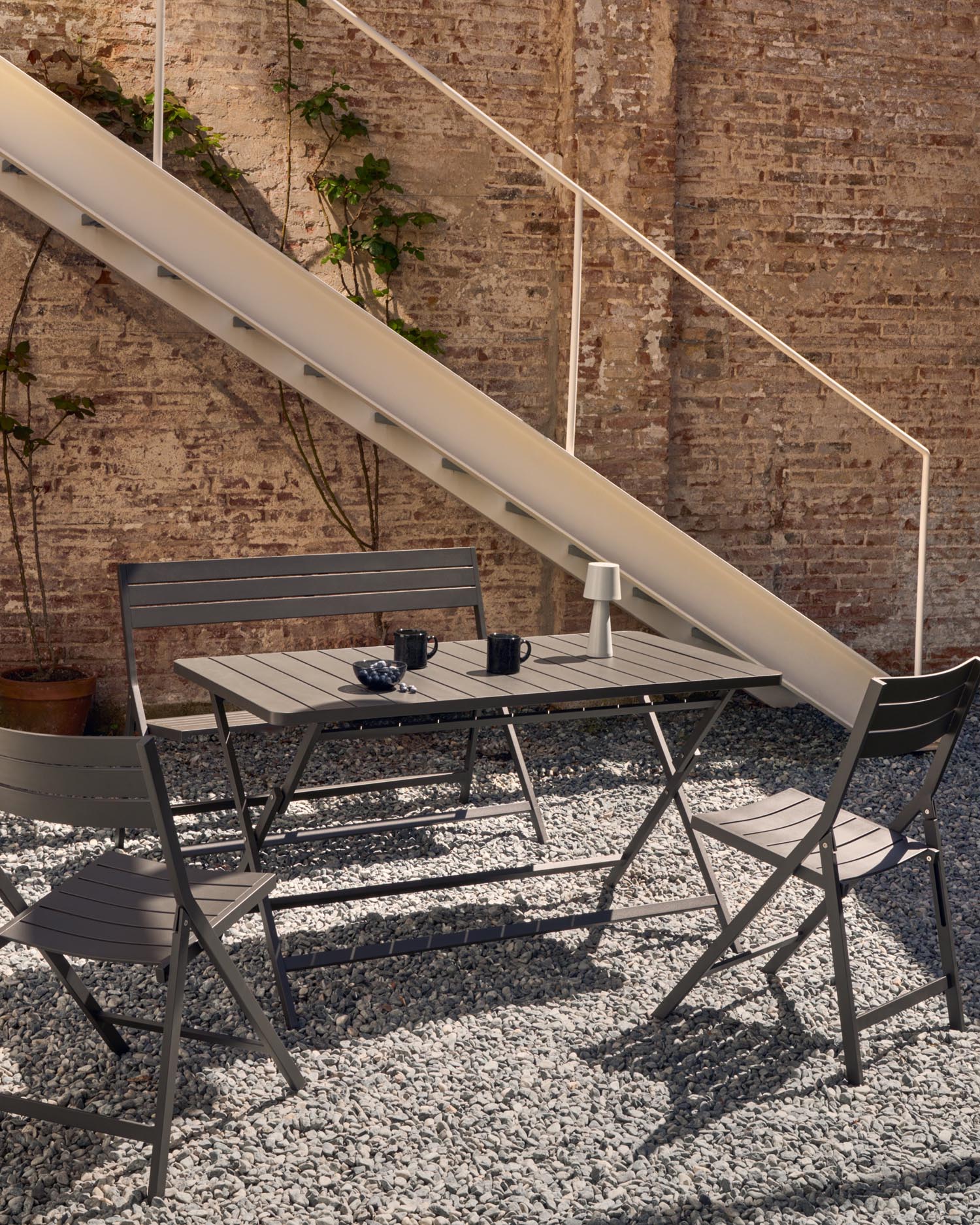 Kompakte Gartenbank Torreta aus Aluminium, dunkelgrau, klappbar, perfekt für Terrasse und Garten, robust und modern.