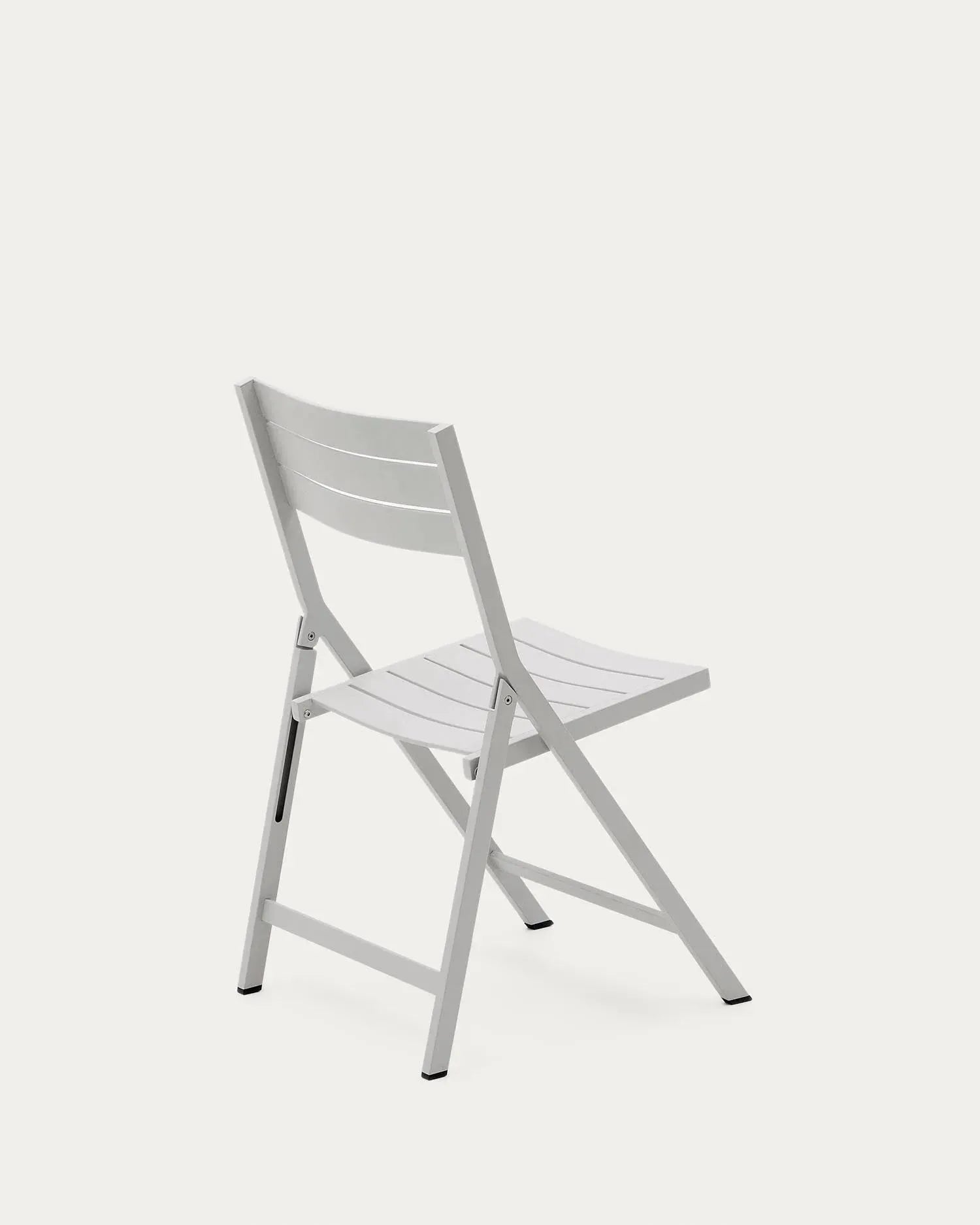 Faltbarer Gartenstuhl Torreta aus Aluminium, hellgrau, von Kave Home – modern, leicht und ideal für den Außenbereich.