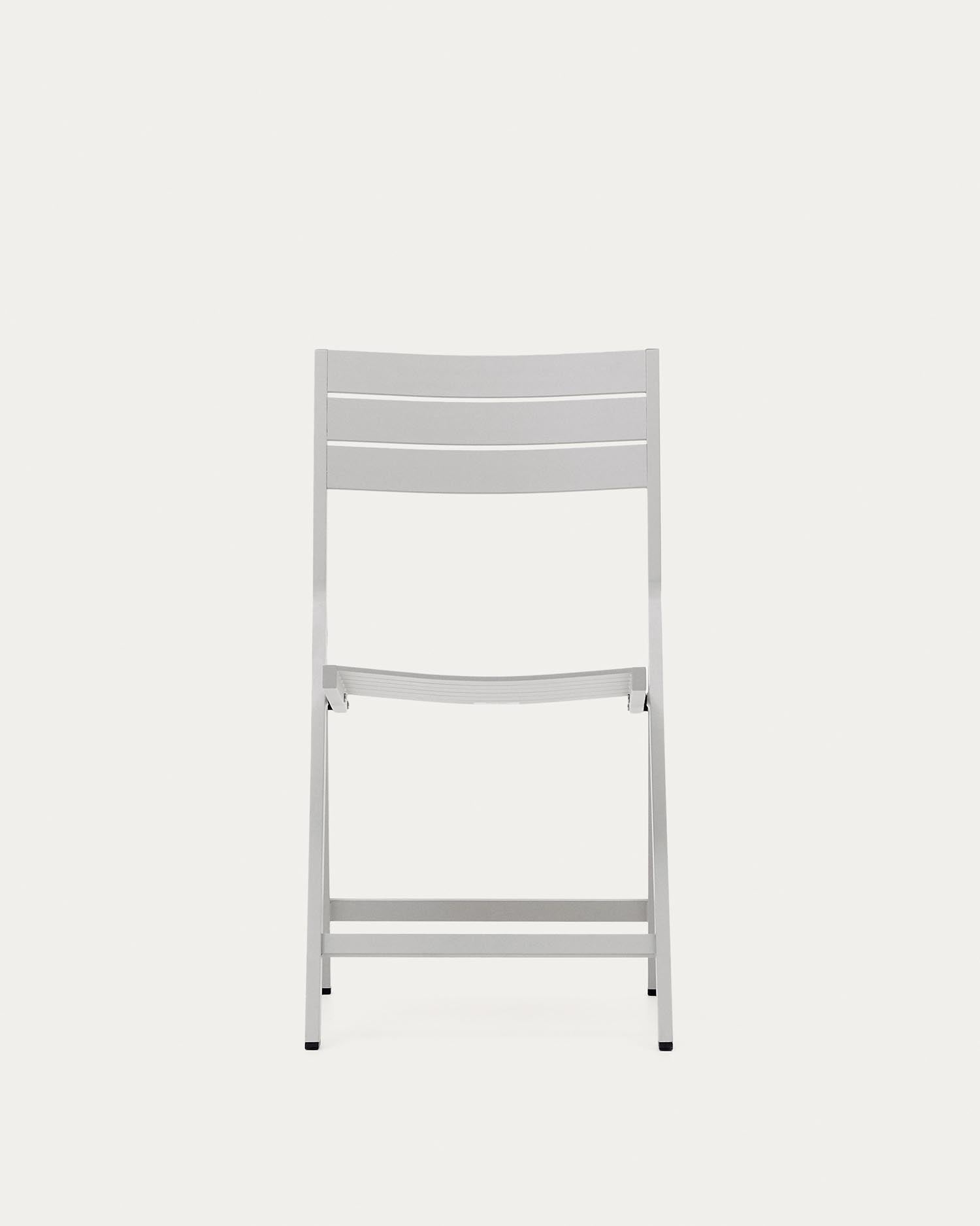 Moderner, faltbarer Gartenstuhl Torreta aus Aluminium in hellgrau von Kave Home – leicht, robust und perfekt für den Garten.