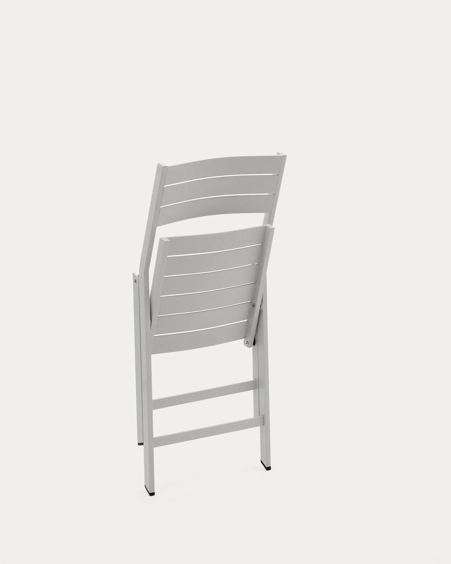 Faltbarer Gartenstuhl Torreta aus Aluminium, hellgrau, von Kave Home – stilvoll, langlebig und ideal für den Aussenbereich.