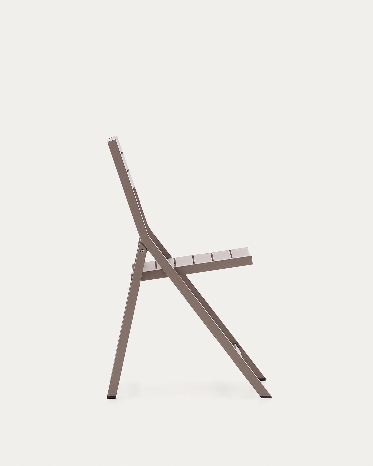 Eleganter, faltbarer Gartenstuhl Torreta aus Aluminium mit mattem Braun-Finish, ideal für stilvolle Aussenbereiche.
