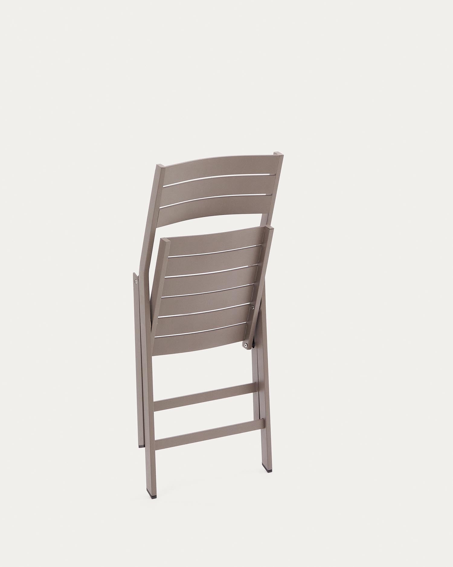 Eleganter, faltbarer Gartenstuhl Torreta aus Aluminium mit mattem Braun-Finish, ideal für stilvolle Aussenbereiche und Terrassen.