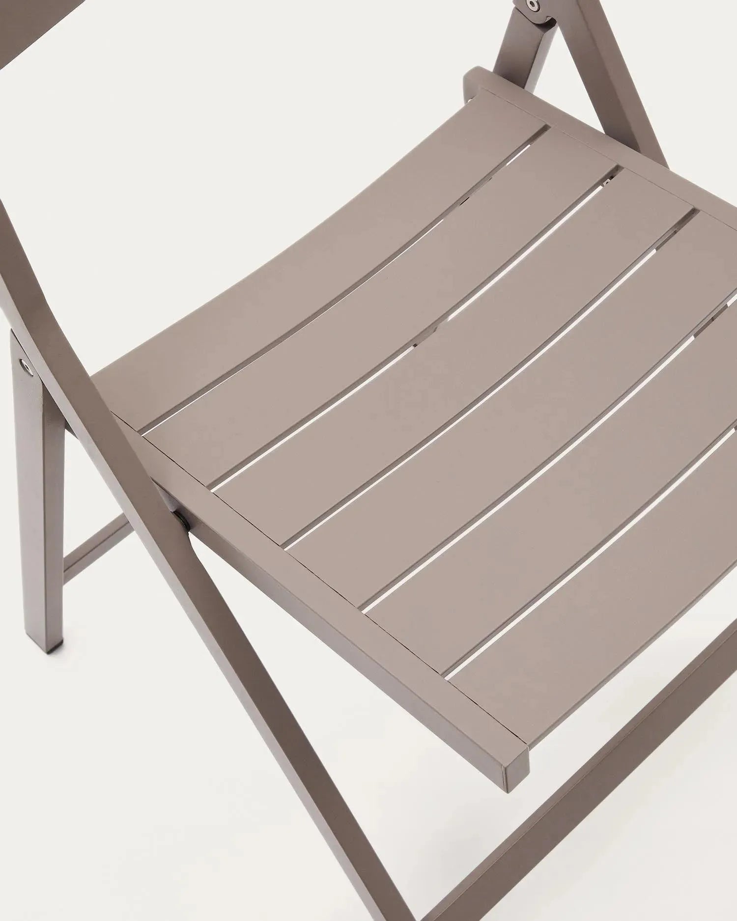 Moderner, klappbarer Gartenstuhl Torreta aus Aluminium in mattem Braun, perfekt für Terrassen und stilvolle Außenbereiche.