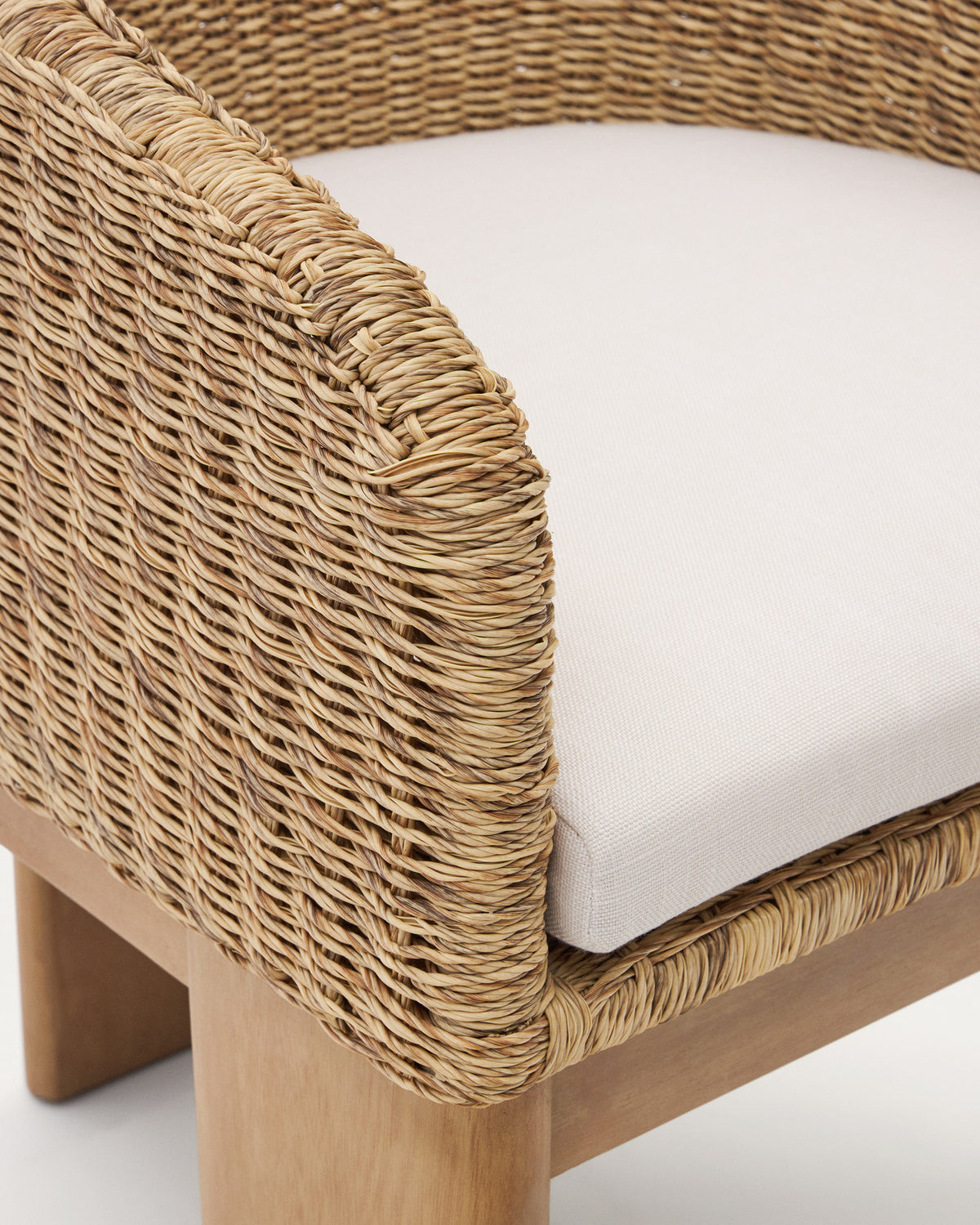 Xoriguer Stuhl aus synthetischem Rattan und massivem Eukalyptusholz FSC 100% in Natur, Beige präsentiert im Onlineshop von KAQTU Design AG. Outdoor-Sessel mit Armlehnen ist von Kave Home