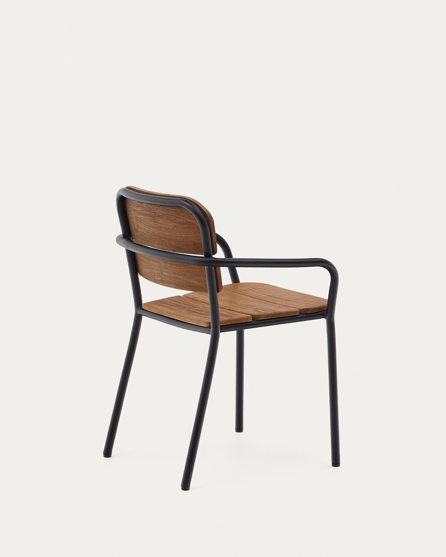 Der Algueret Stuhl von Kave Home kombiniert massives Eukalyptusholz mit robustem Aluminium für ein elegantes und langlebiges Design im Freien.