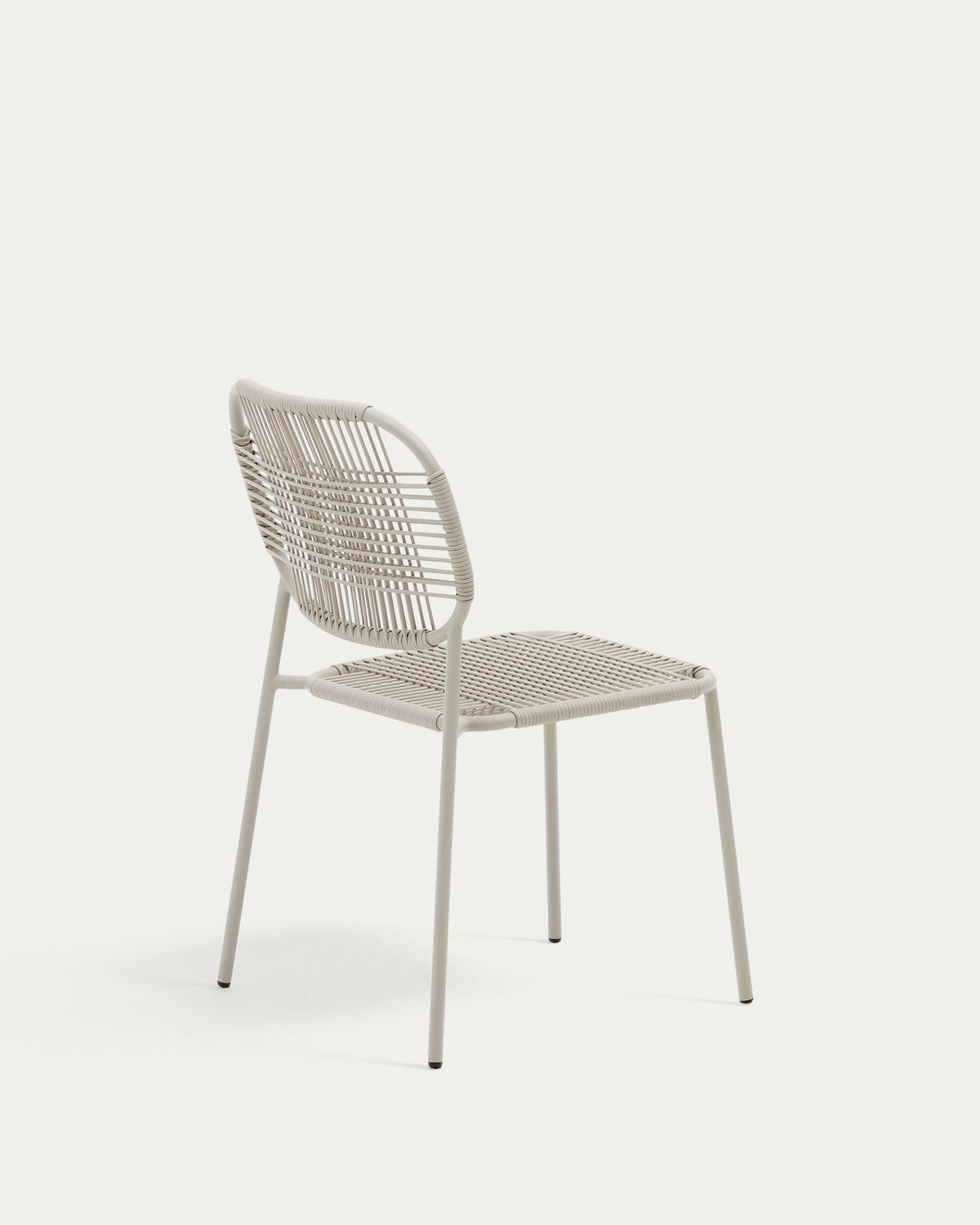 Stapelbarer Outdoor-Stuhl Talaier aus synthetischem Seil und verzinktem Stahl mit Finish in Beige in Ecru präsentiert im Onlineshop von KAQTU Design AG. Gartenstuhl ist von Kave Home