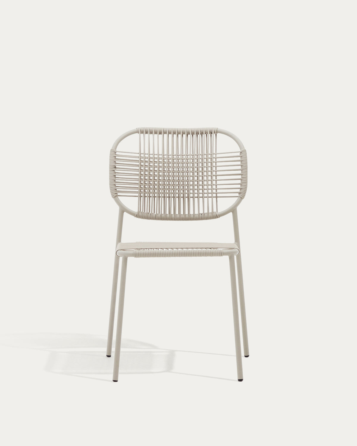 Stapelbarer Outdoor-Stuhl Talaier aus synthetischem Seil und verzinktem Stahl mit Finish in Beige in Ecru präsentiert im Onlineshop von KAQTU Design AG. Gartenstuhl ist von Kave Home
