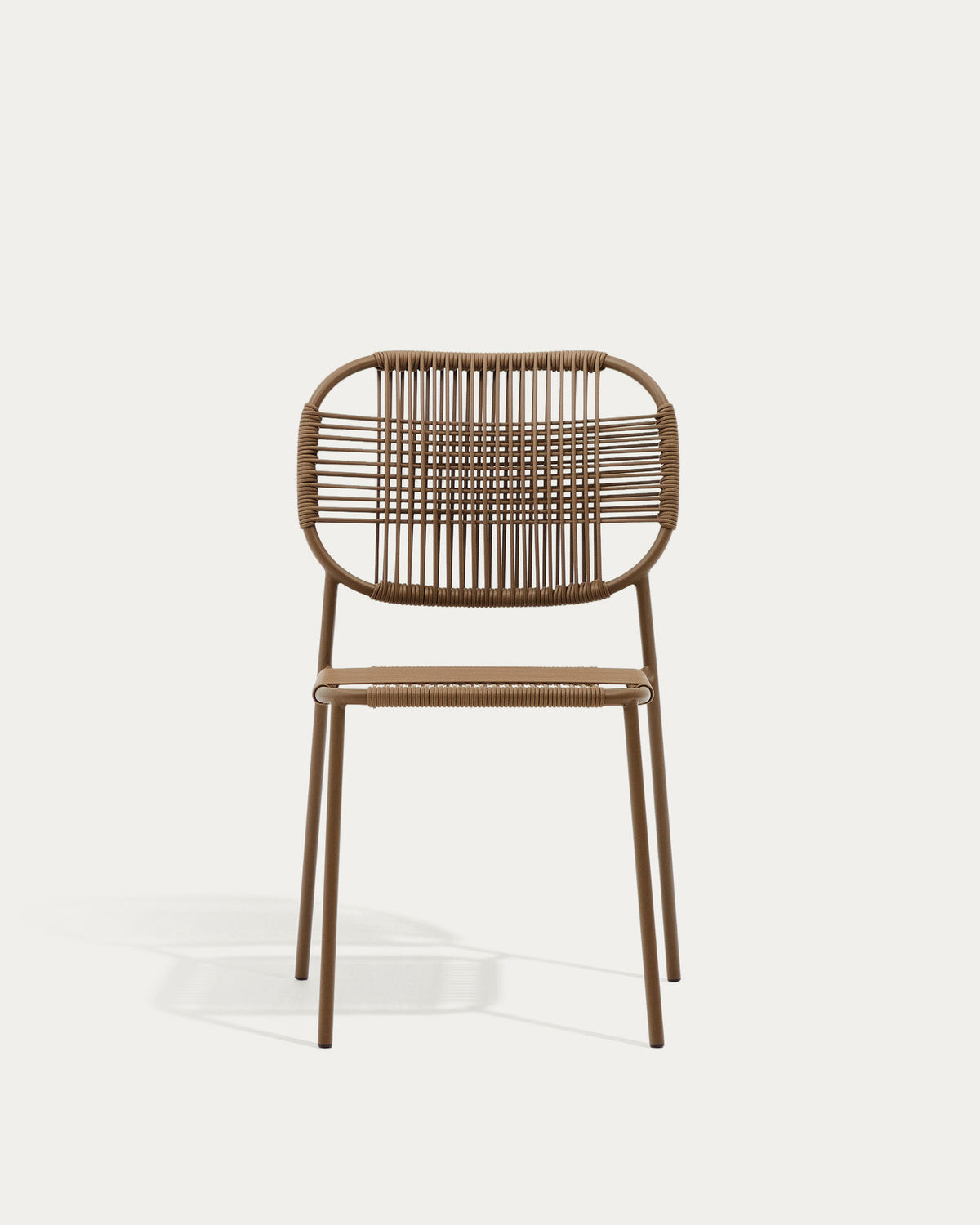 Stapelbarer Outdoor-Stuhl Talaier aus synthetischem Seil und verzinktem Stahl mit Finish in Braun in Braun präsentiert im Onlineshop von KAQTU Design AG. Gartenstuhl ist von Kave Home