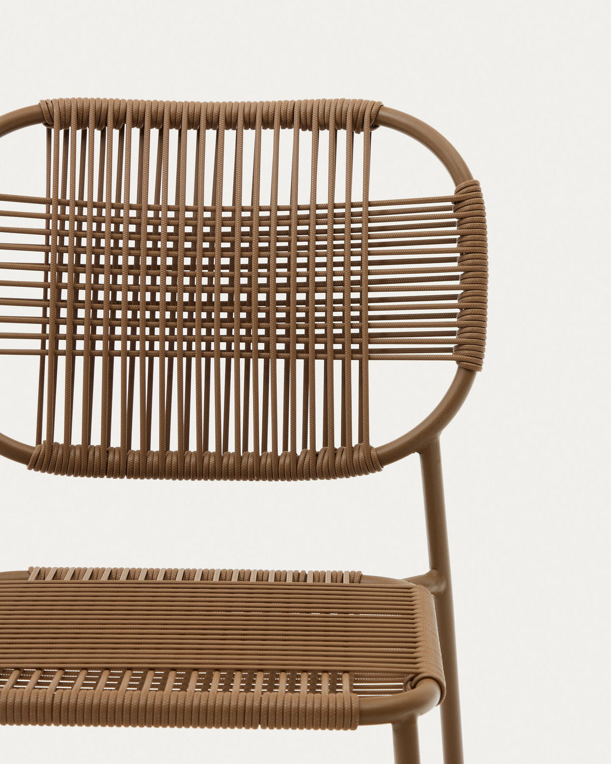 Stapelbarer Outdoor-Stuhl Talaier aus synthetischem Seil und verzinktem Stahl mit Finish in Braun in Braun präsentiert im Onlineshop von KAQTU Design AG. Gartenstuhl ist von Kave Home