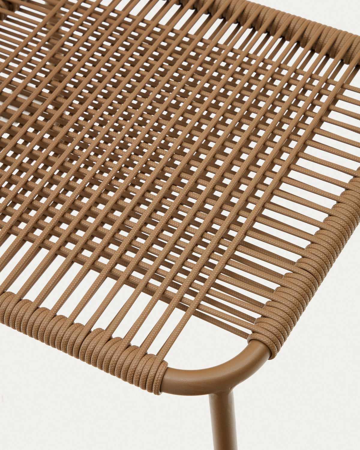 Stapelbarer Outdoor-Stuhl Talaier aus synthetischem Seil und verzinktem Stahl mit Finish in Braun in Braun präsentiert im Onlineshop von KAQTU Design AG. Gartenstuhl ist von Kave Home