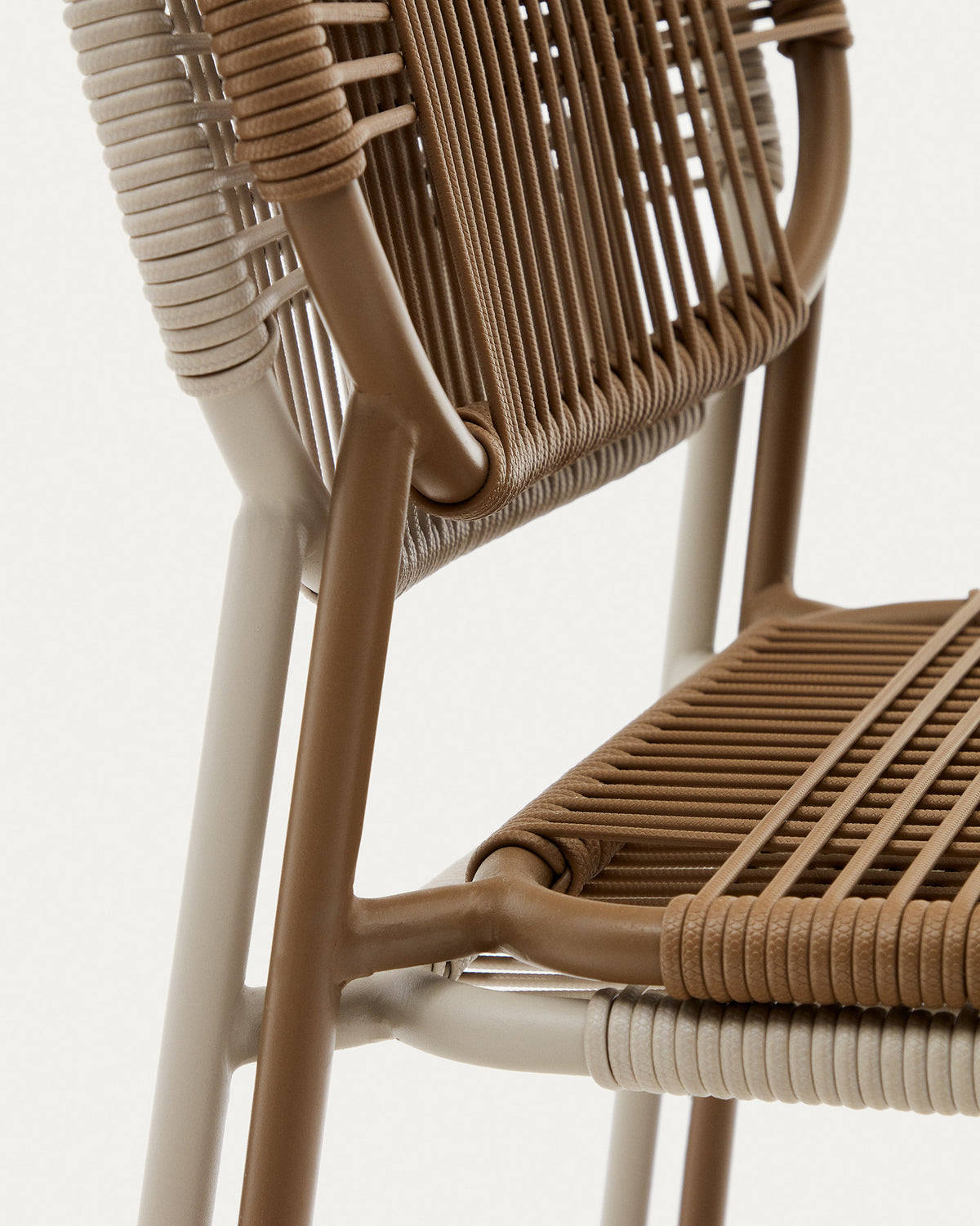 Stapelbarer Outdoor-Stuhl Talaier aus synthetischem Seil und verzinktem Stahl mit Finish in Braun in Braun präsentiert im Onlineshop von KAQTU Design AG. Gartenstuhl ist von Kave Home