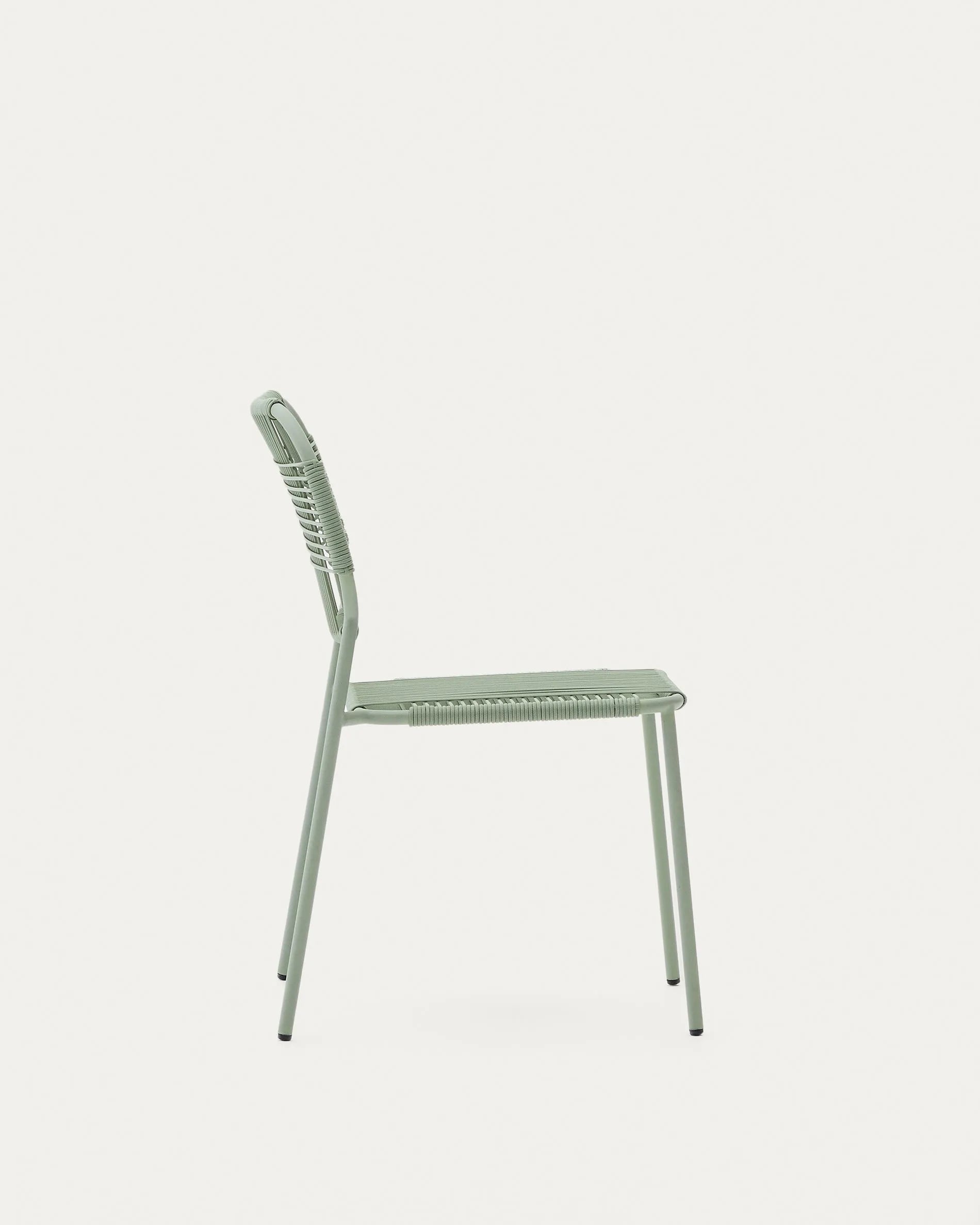 Moderner stapelbarer Outdoor-Stuhl mit türkisfarbenem synthetischem Seil und verzinktem Stahl, ideal für Terrasse und Garten.