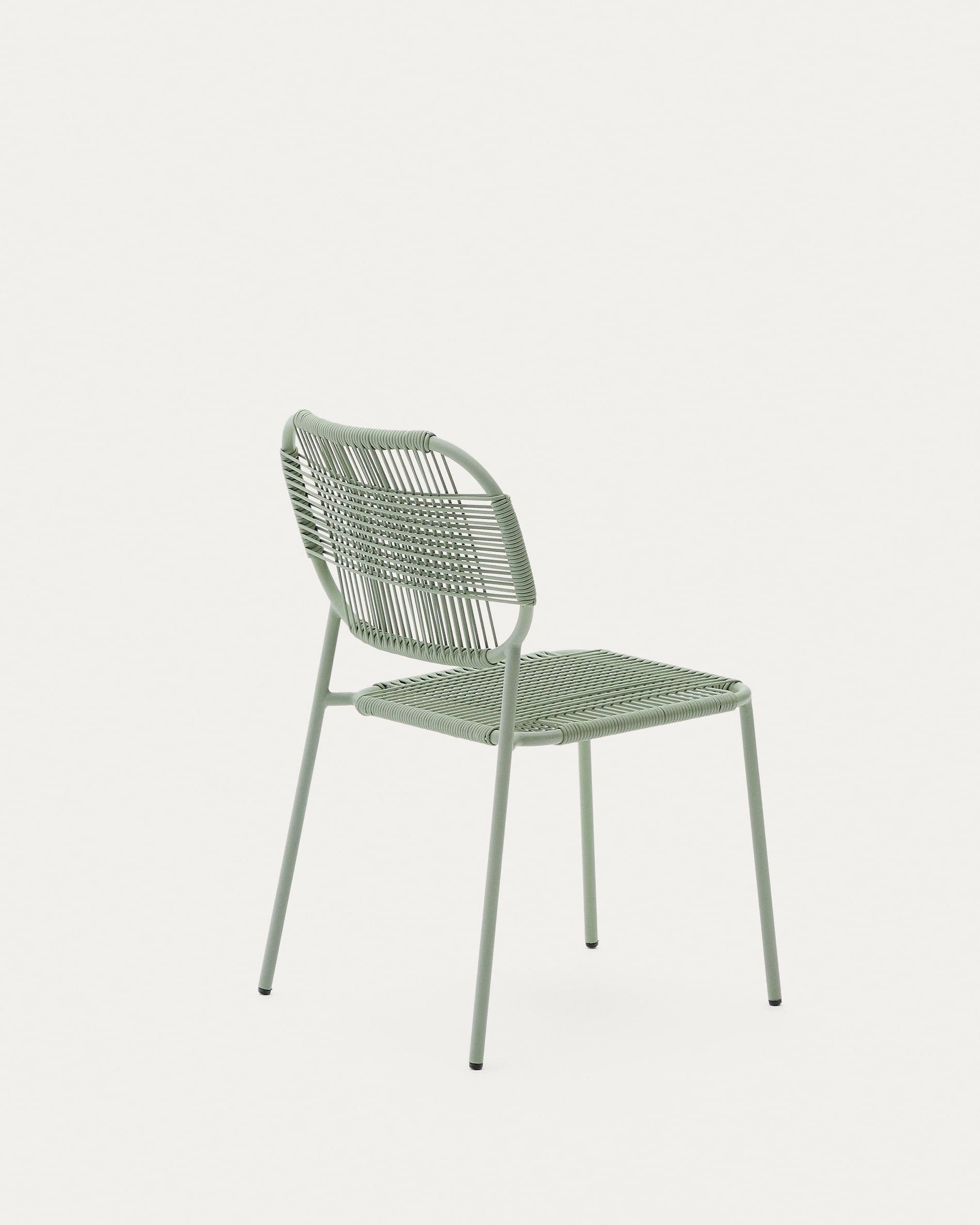 Stapelbarer Outdoor-Stuhl mit türkisfarbenem Seil und verzinktem Stahl, perfekt für Garten oder Terrasse, modern und langlebig.
