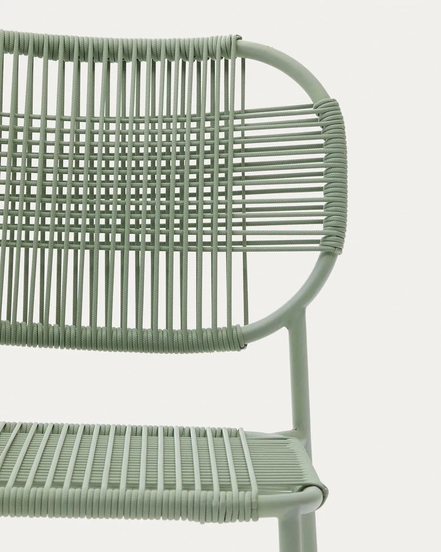 Moderner Outdoor-Stuhl mit türkisfarbenem Seil und verzinktem Stahl, stapelbar, ideal für Garten oder Terrasse, robust und stilvoll.