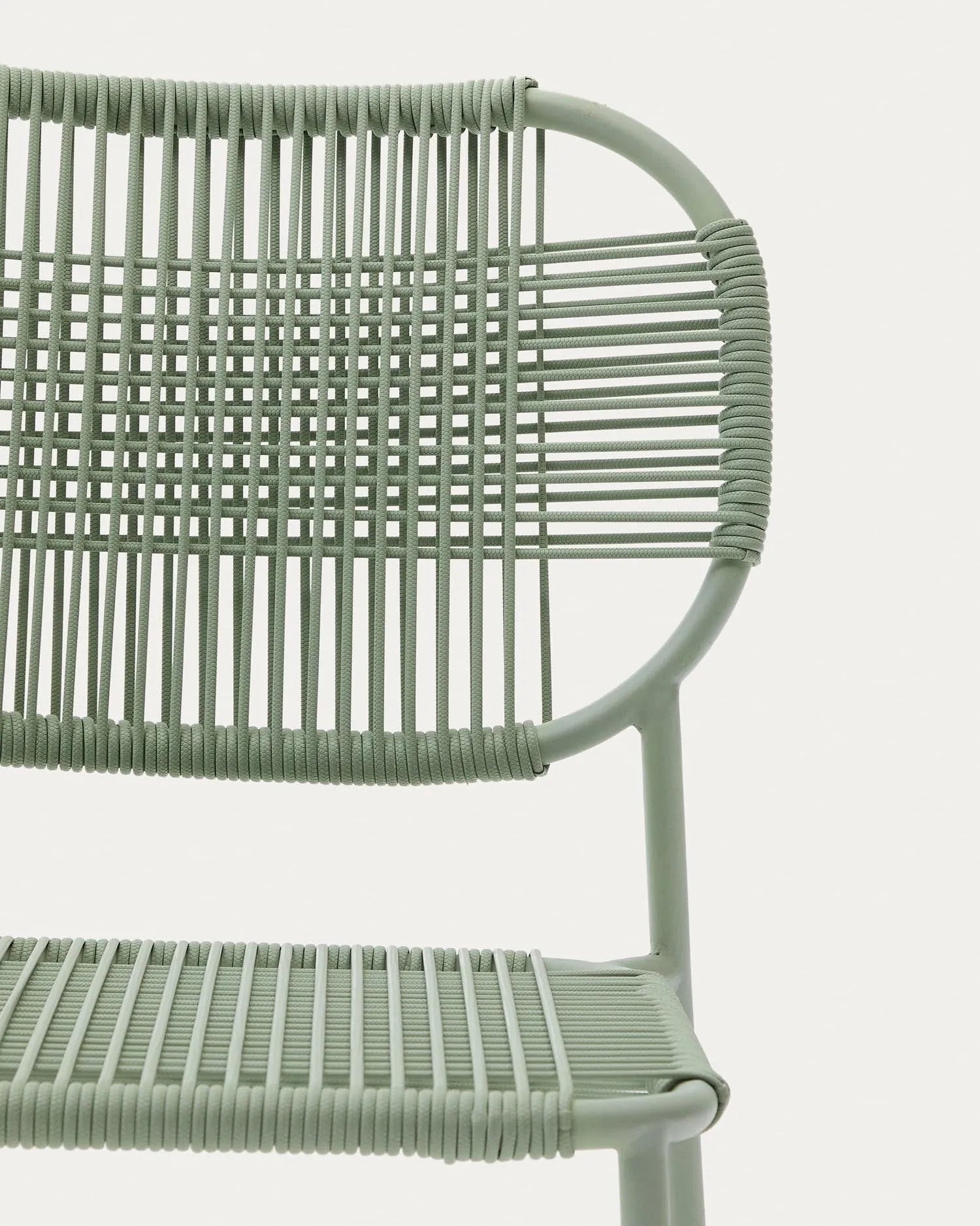 Stapelbarer Outdoor-Stuhl mit türkisfarbenem Seil und verzinktem Stahl, perfekt für Garten oder Terrasse, modern und langlebig.