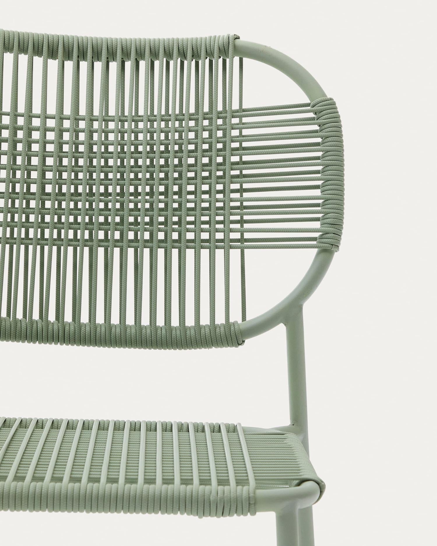 Moderner stapelbarer Outdoor-Stuhl mit türkisfarbenem synthetischem Seil und verzinktem Stahl, ideal für Terrasse und Garten.