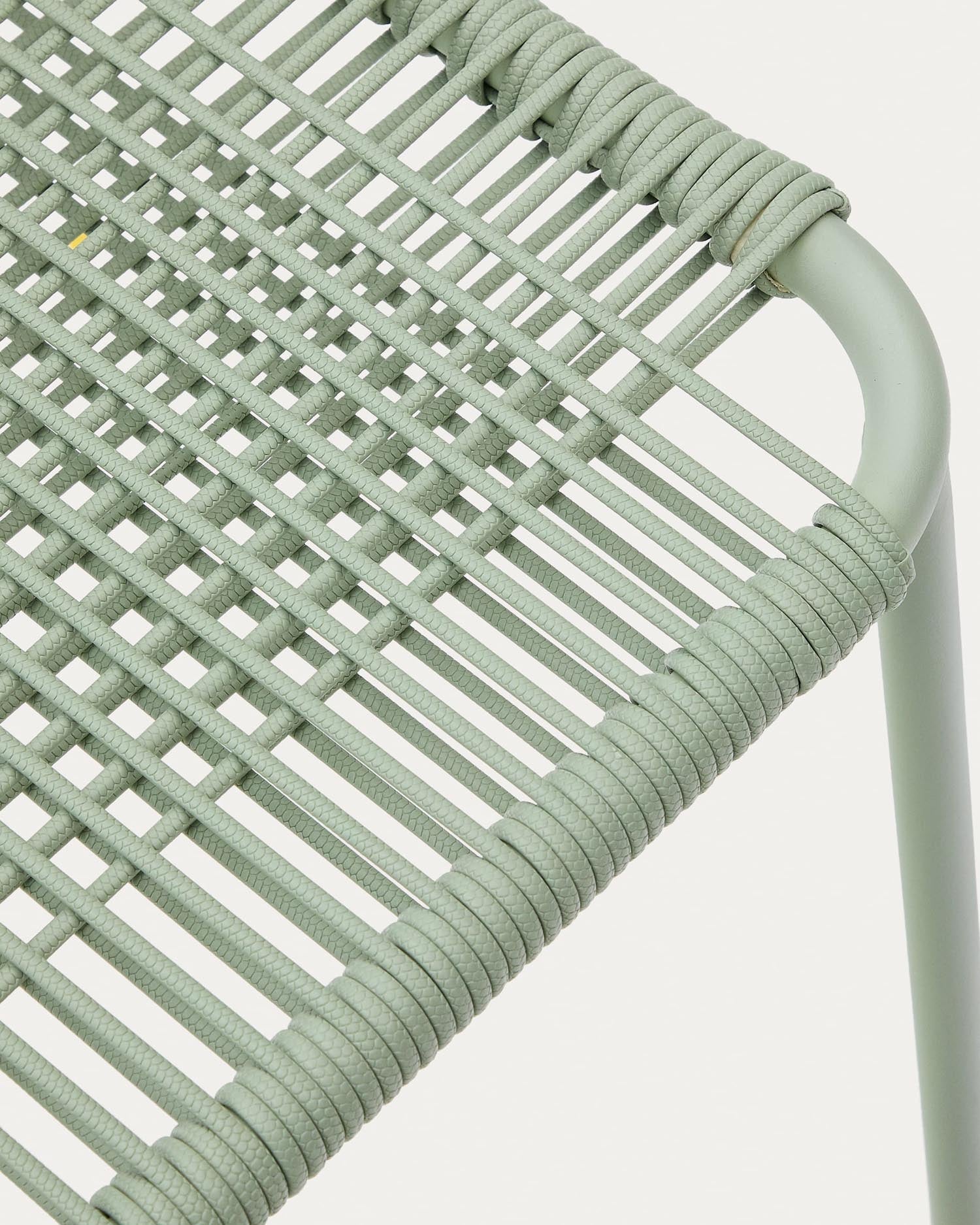 Stapelbarer Outdoor-Stuhl mit türkisfarbenem Seil und verzinktem Stahl, perfekt für Garten oder Terrasse, modern und langlebig.