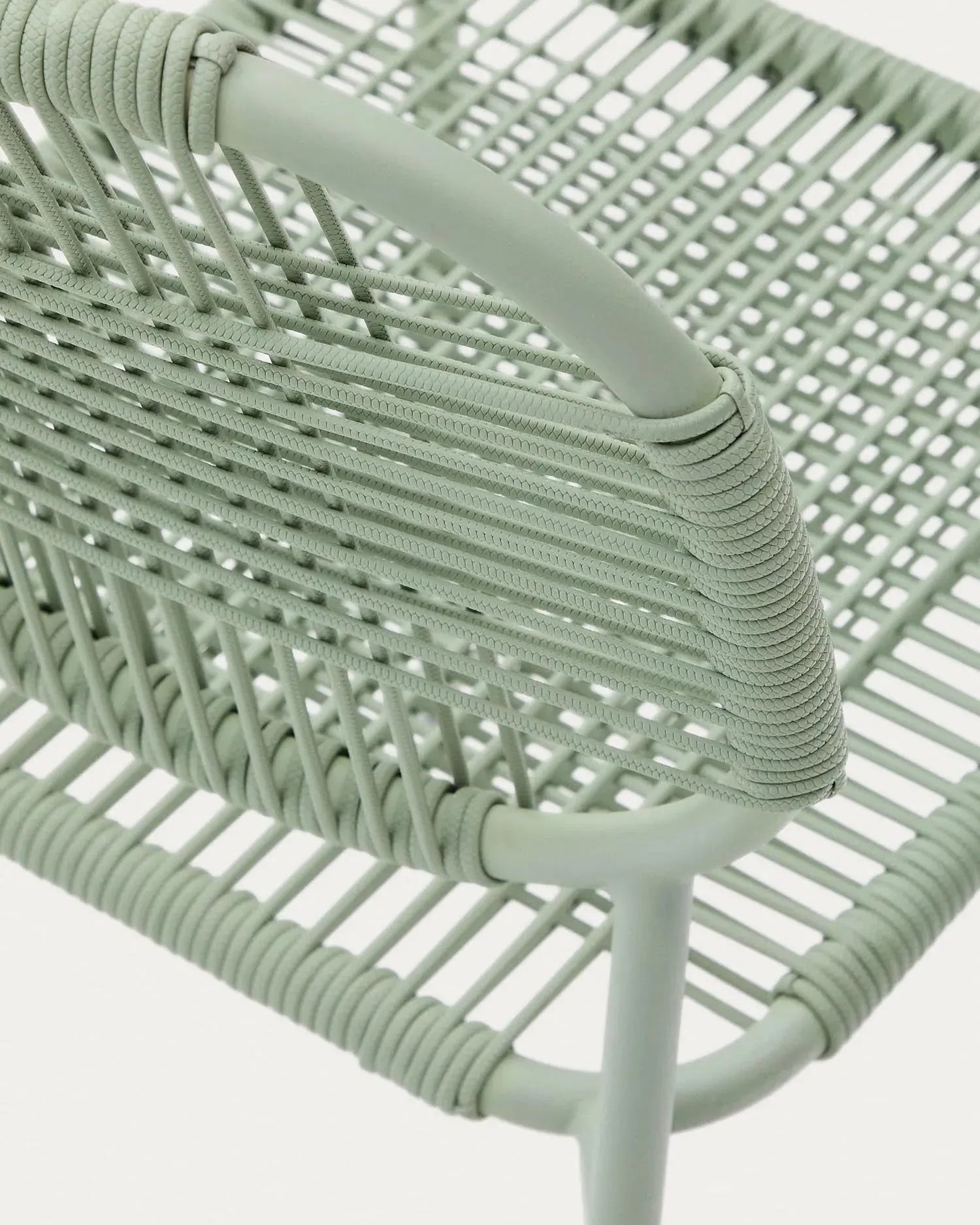 Moderner Outdoor-Stuhl mit türkisfarbenem Seil und verzinktem Stahl, stapelbar, ideal für Garten oder Terrasse, robust und stilvoll.