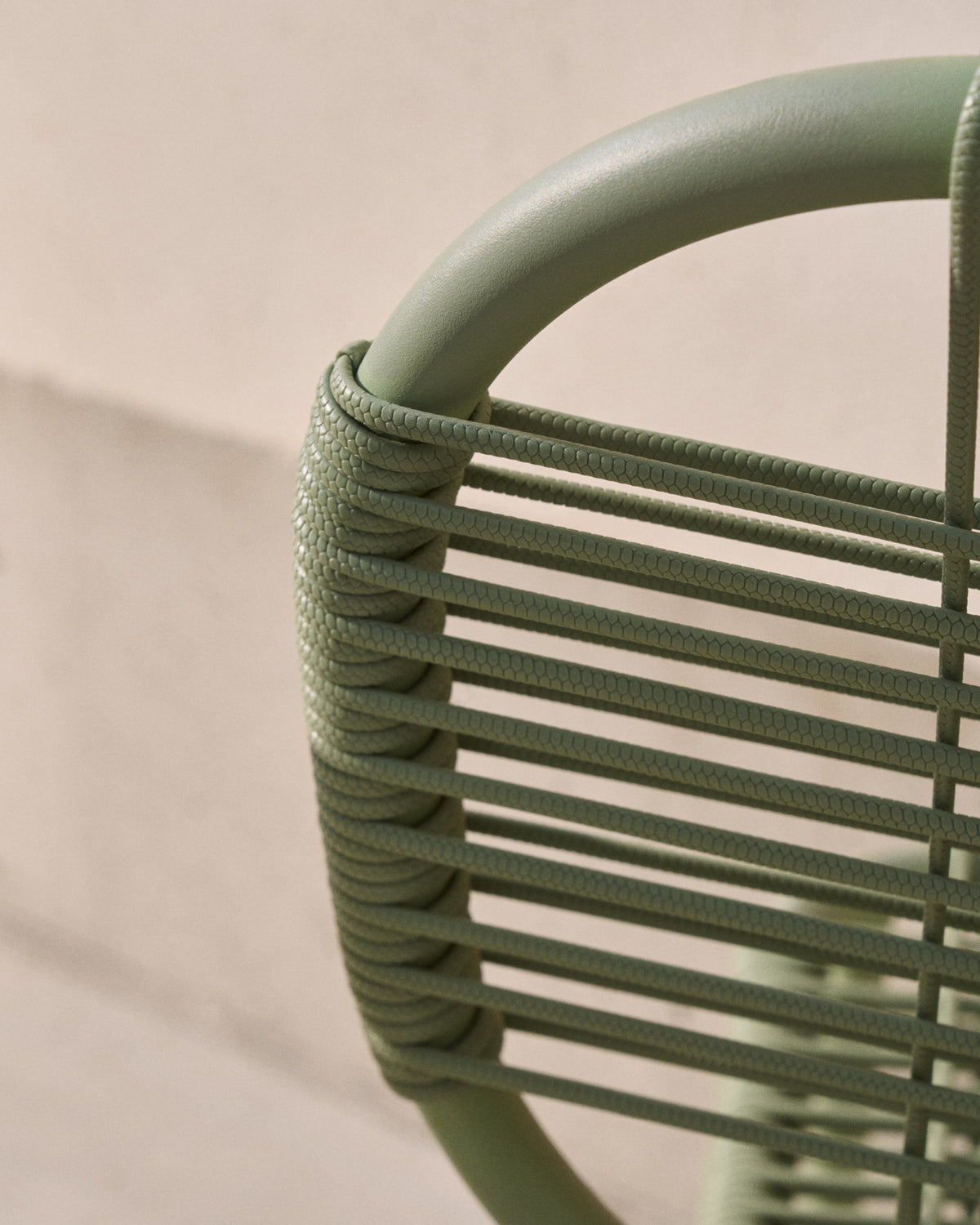 Stapelbarer Outdoor-Stuhl Talaier aus synthetischem Seil und verzinktem Stahl mit Finish in Türkis in Hellgrün präsentiert im Onlineshop von KAQTU Design AG. Gartenstuhl ist von Kave Home