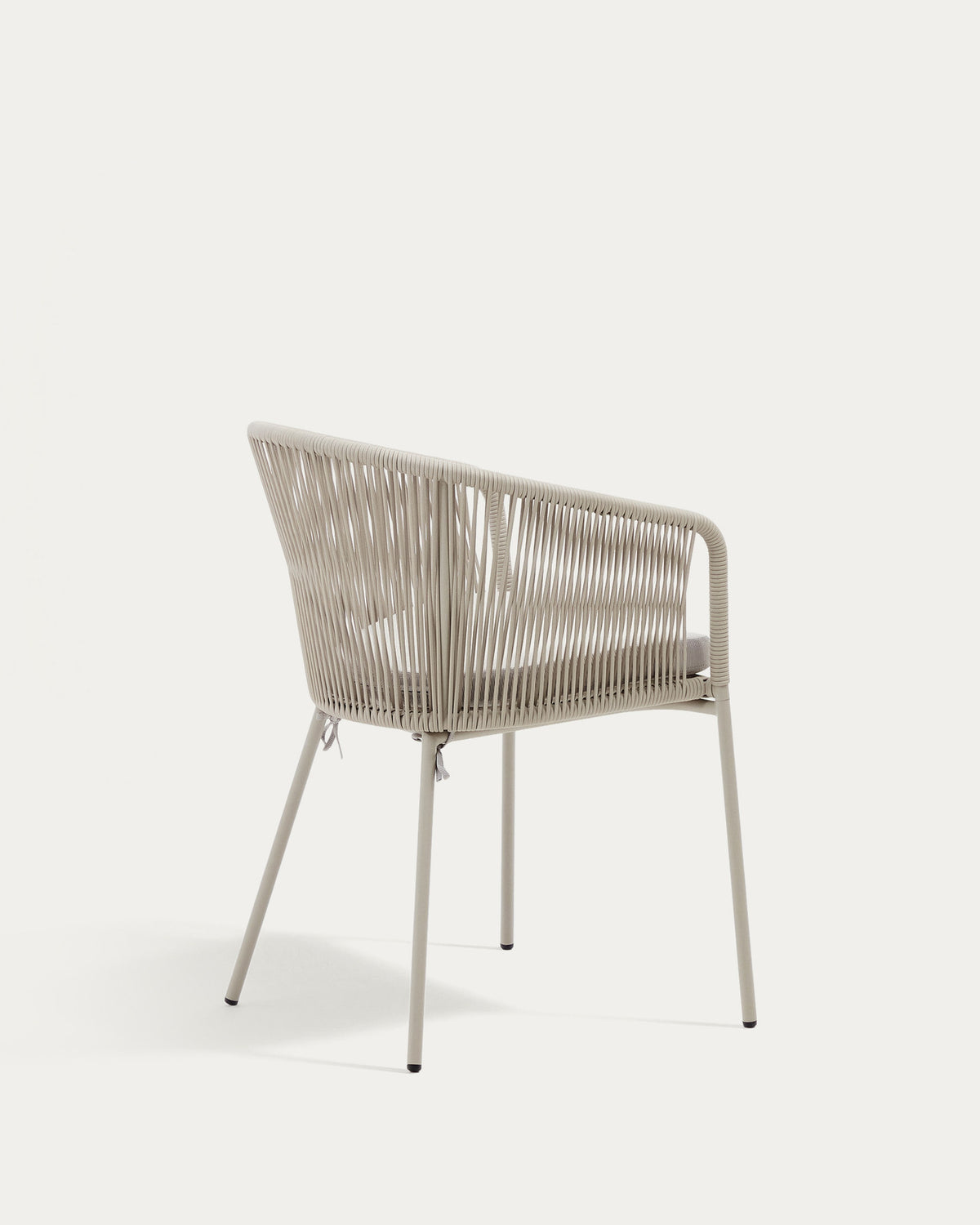 Yanet Stuhl aus synthetischem Seil in Ecru und Beine aus verzinktem Stahl in Ecru präsentiert im Onlineshop von KAQTU Design AG. Gartenstuhl mit Armlehnen ist von Kave Home