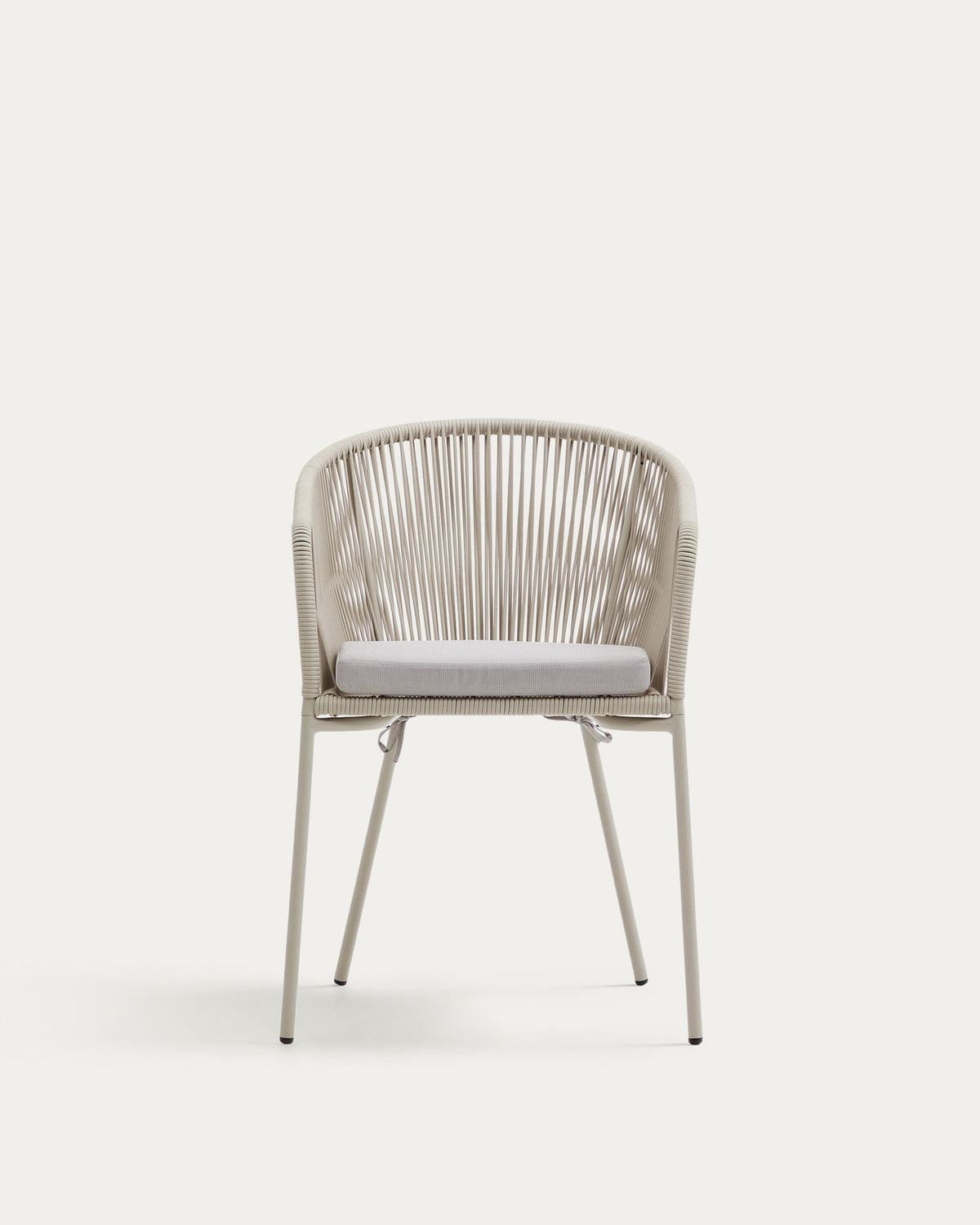 Yanet Stuhl aus synthetischem Seil in Ecru und Beine aus verzinktem Stahl in Ecru präsentiert im Onlineshop von KAQTU Design AG. Gartenstuhl mit Armlehnen ist von Kave Home