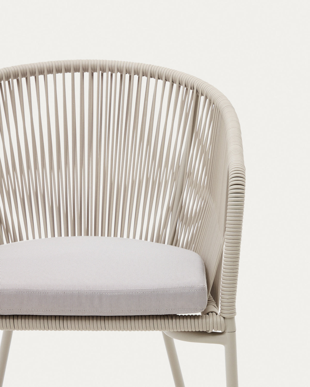 Yanet Stuhl aus synthetischem Seil in Ecru und Beine aus verzinktem Stahl in Ecru präsentiert im Onlineshop von KAQTU Design AG. Gartenstuhl mit Armlehnen ist von Kave Home
