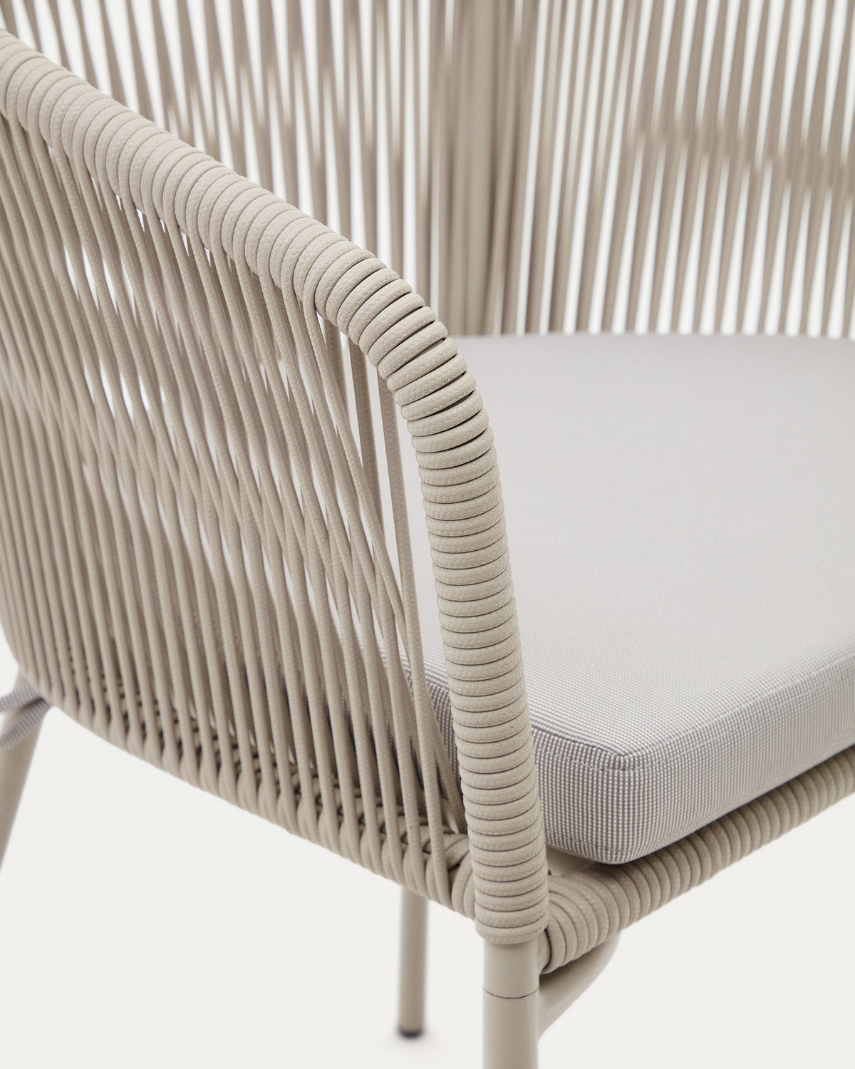 Yanet Stuhl aus synthetischem Seil in Ecru und Beine aus verzinktem Stahl in Ecru präsentiert im Onlineshop von KAQTU Design AG. Gartenstuhl mit Armlehnen ist von Kave Home