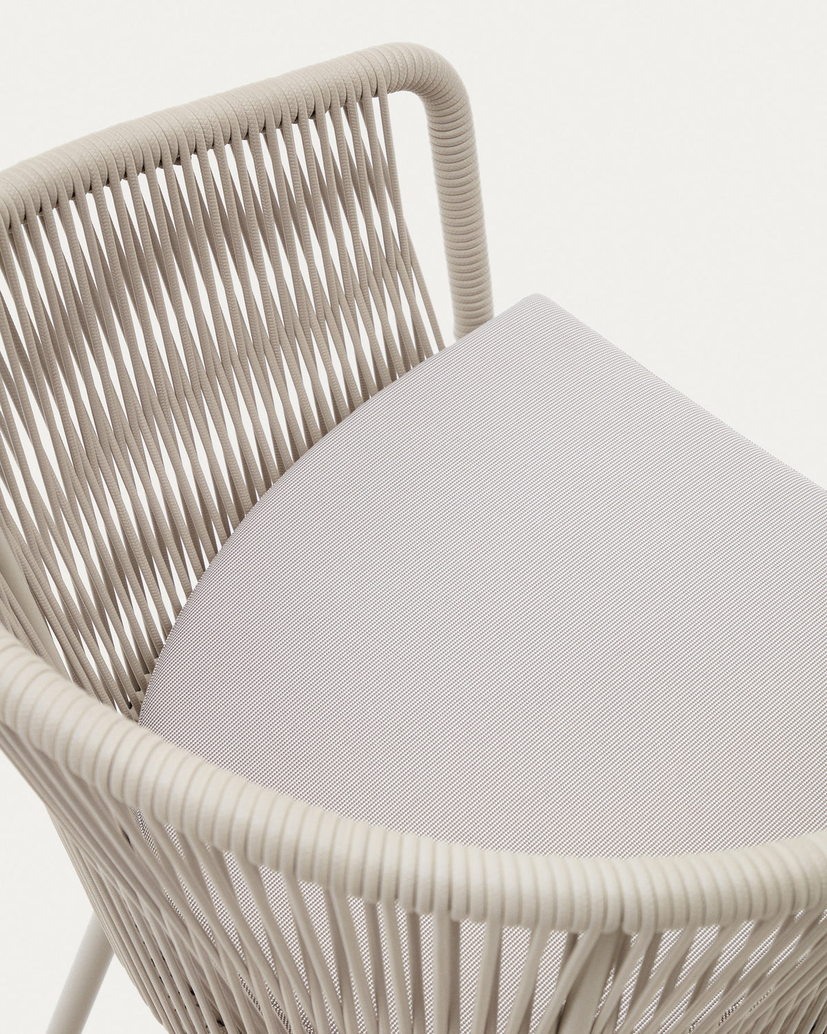 Yanet Stuhl aus synthetischem Seil in Ecru und Beine aus verzinktem Stahl in Ecru präsentiert im Onlineshop von KAQTU Design AG. Gartenstuhl mit Armlehnen ist von Kave Home