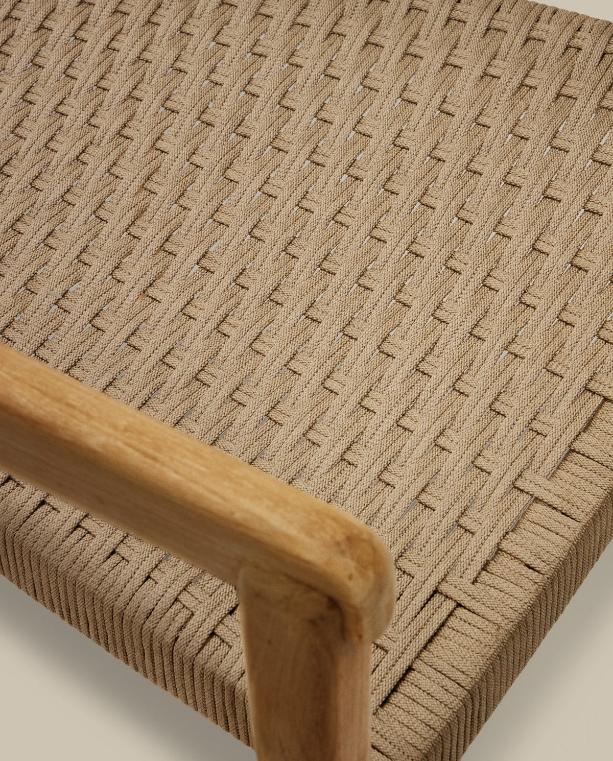 Stapelbarer Stuhl Icaro aus massivem Teakholz mit natürlichem Finish und beigem Seil FSC 100% in Natur, Grau präsentiert im Onlineshop von KAQTU Design AG. Gartenstuhl mit Armlehnen ist von Kave Home